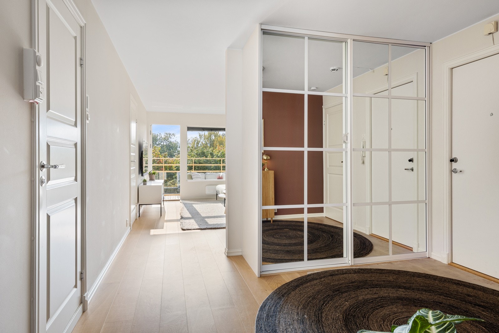 Entreen er innredet med en stor skyvedørsgarderobe langs deleveggen mot stuen. Galleribilde