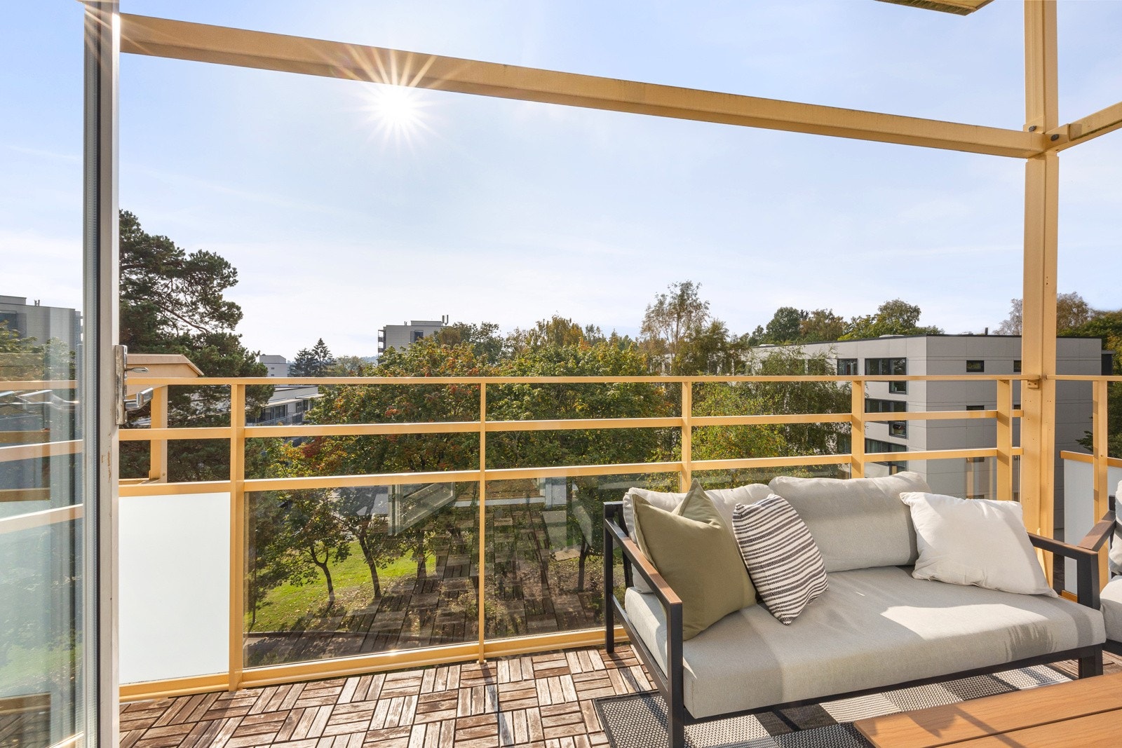 Balkongen ligger sydvendt med gode solforhold. Det er ingen bygg med vinduer midt imot, og fint utsyn til fellesareal. Galleribilde