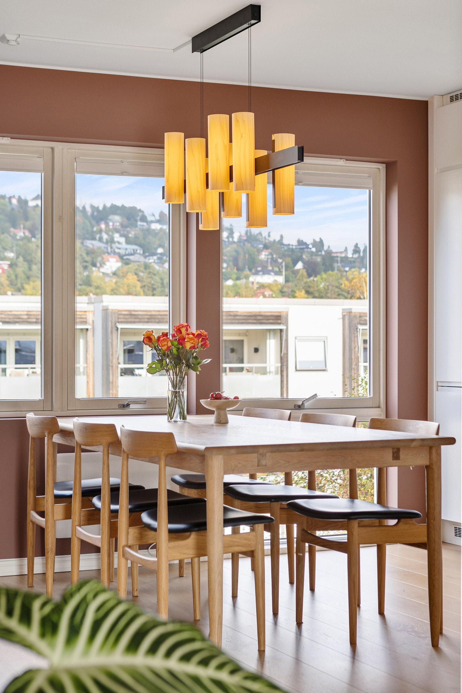 Kjøkkenet har god plass til et stort spisebord, og legger godt til rette for et sosialt liv. Galleribilde