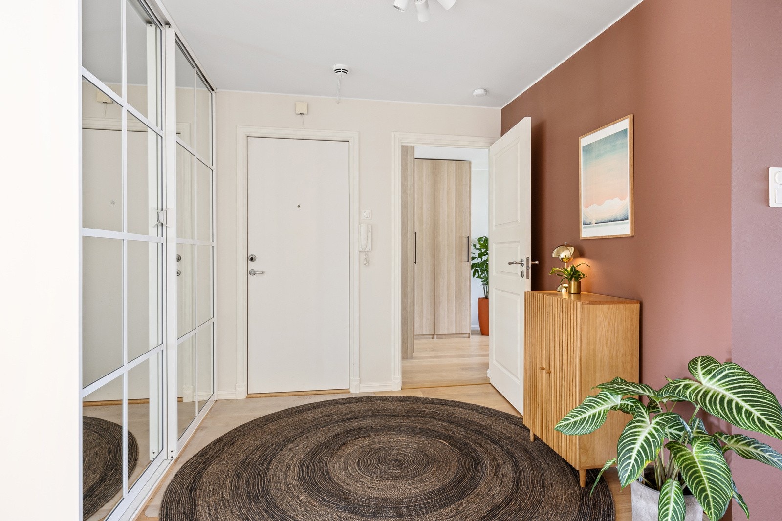 Entreen er innbydende og smart innredet. Her får man umiddelbart et godt inntrykk av leilighetens gjennomførte stil. Galleribilde