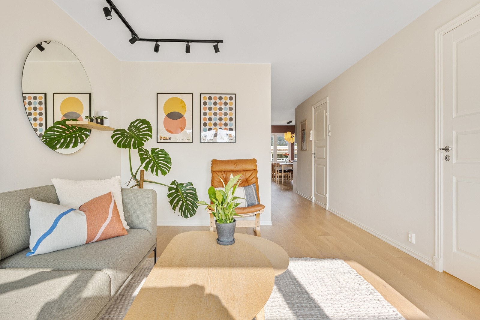 Stuen har en flytende overgang mot entreen, som fungerer som et bindeledd til kjøkkenet. Galleribilde