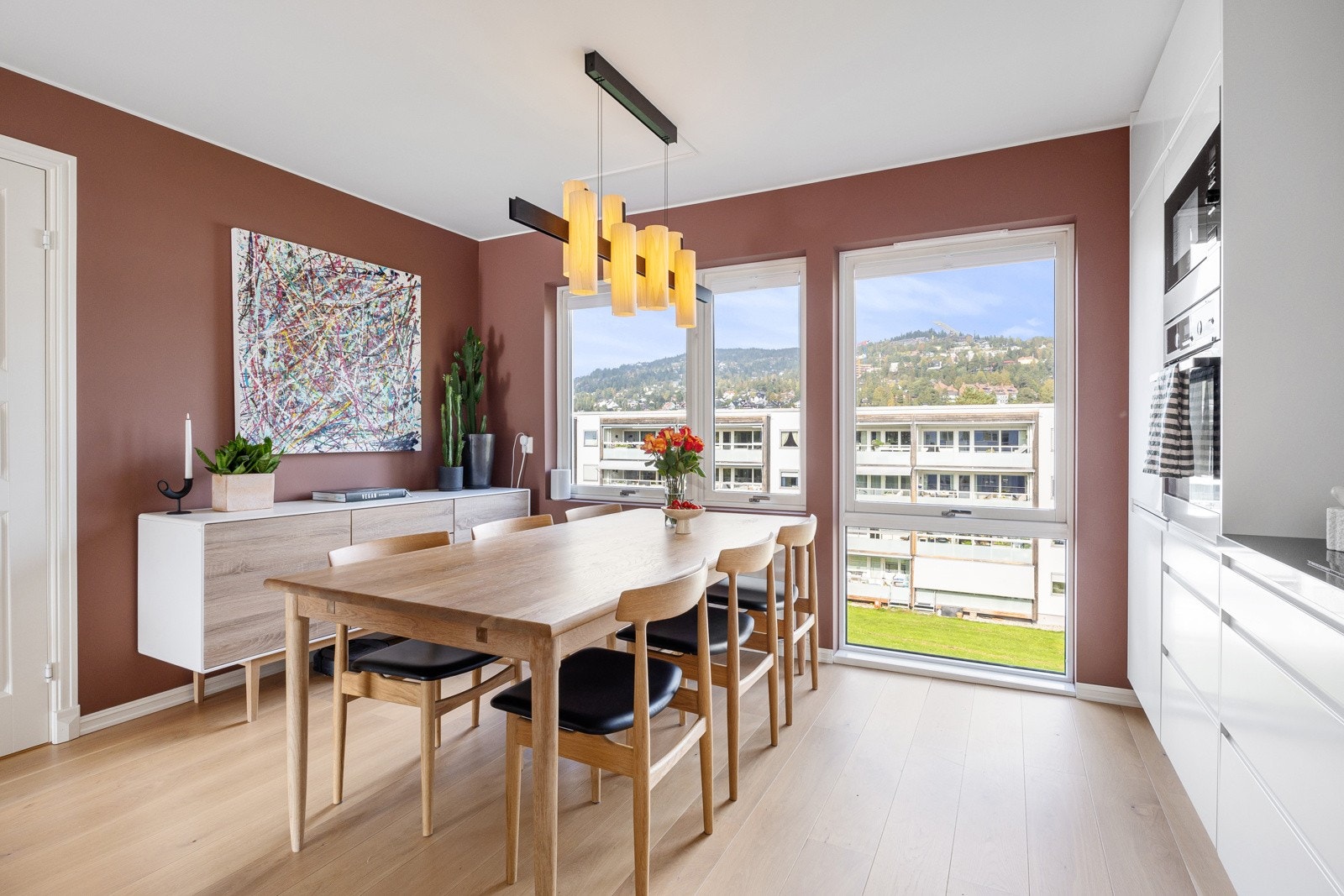 Kjøkkenet vender ut mot grønne fellesarealer og har flott utsikt over hustakene. Galleribilde