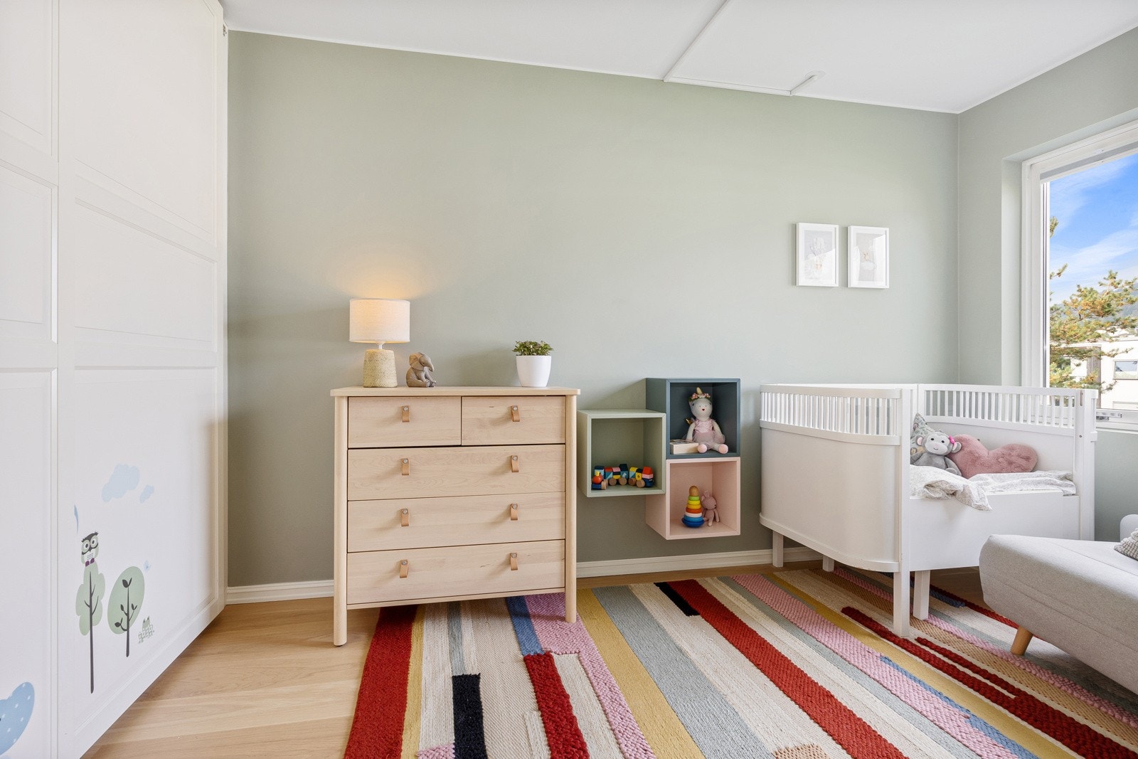 Leiligheten har en familievennlig planløsning med tre lyse soverom, alle med gode garderobeløsninger. Galleribilde