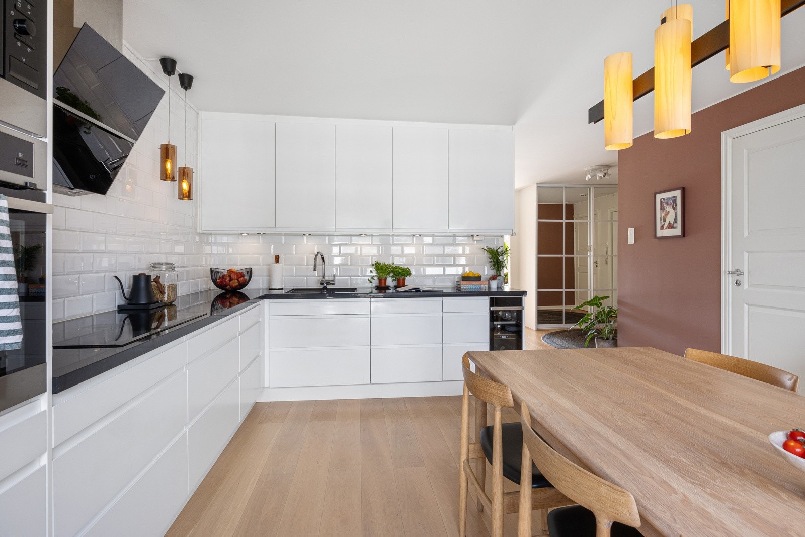 Kjøkkenet har gode arbeidsflater og er et rom hvor det er hyggelig å samles både til måltider og aktiviteter. Galleribilde