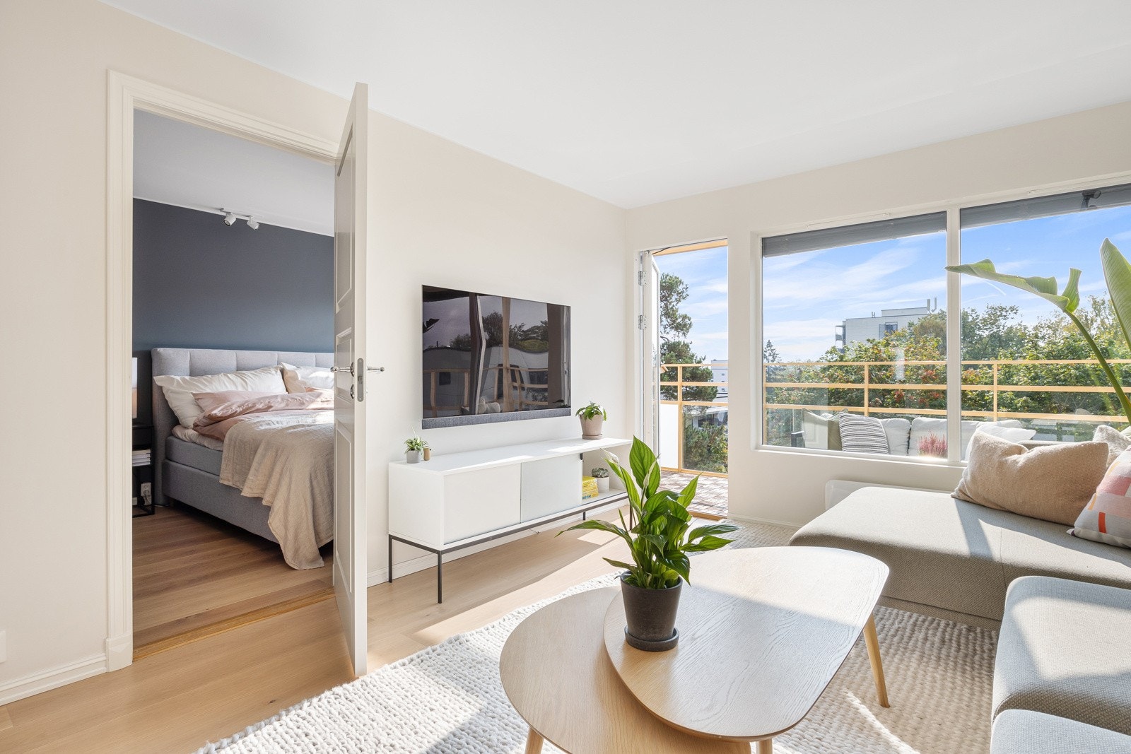 Fra stuen er det inngang til hovedsoverommet, som også ligger sydvendt mot balkongen. Galleribilde