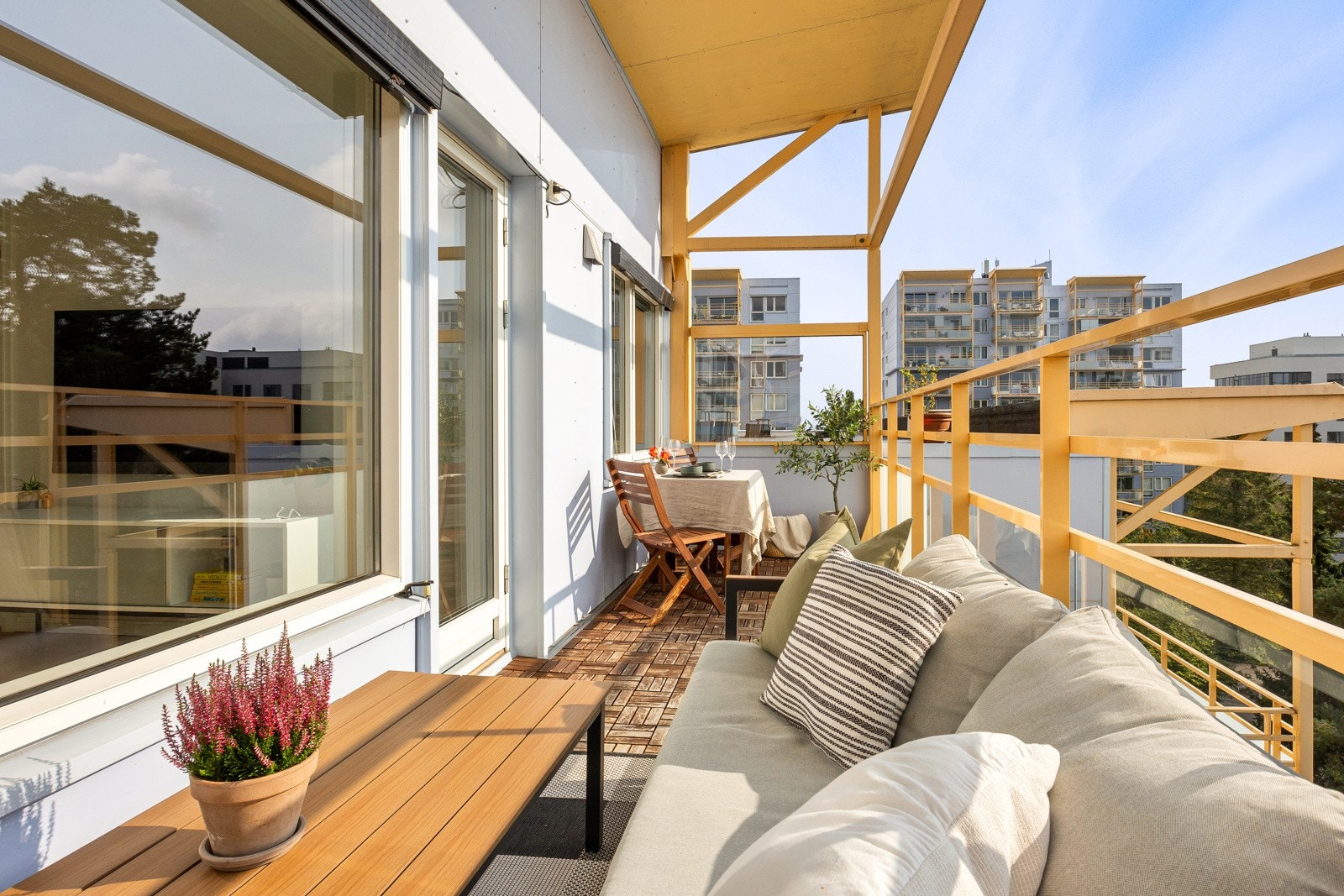 Leiligheten har vinduer fra 2002 med utvendig solskjerming. Den høye plasseringen gjør det hele usjenert. Galleribilde