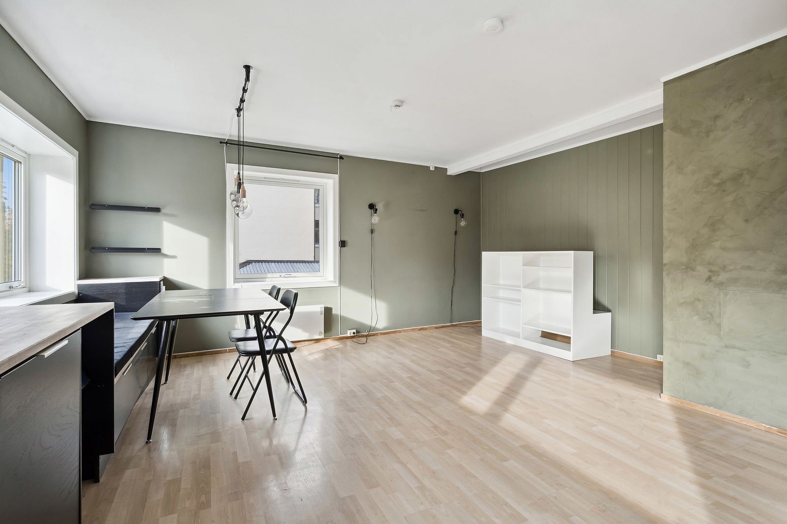 På stuen er det god plass til både spisebord ved den plassbygde benken, samt sofahjørne. Galleribilde