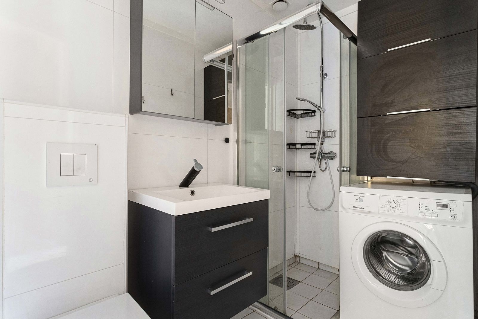 Badet med oppgradert i 2016 med ny innredning. Det er innstallert vaskemaskin. Galleribilde