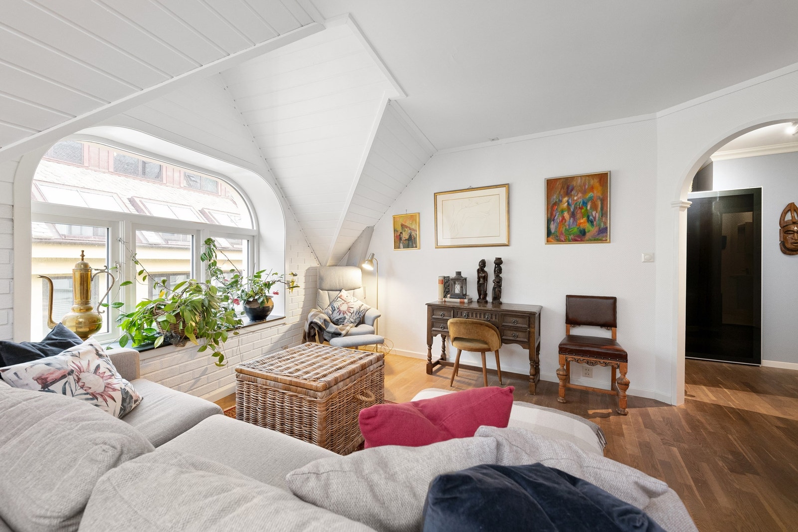 Det er godt med naturlig lysinnslipp fra vinduer på stuen Galleribilde