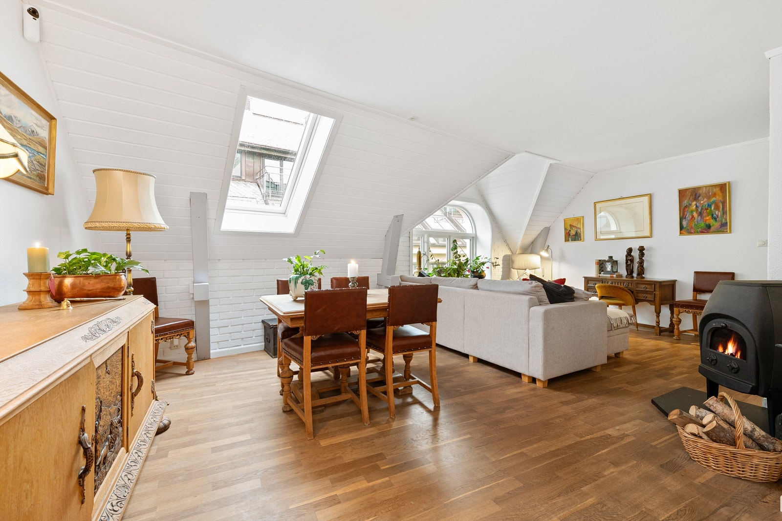 Det er god plass til både sofagruppe og spisestue i stuen Galleribilde