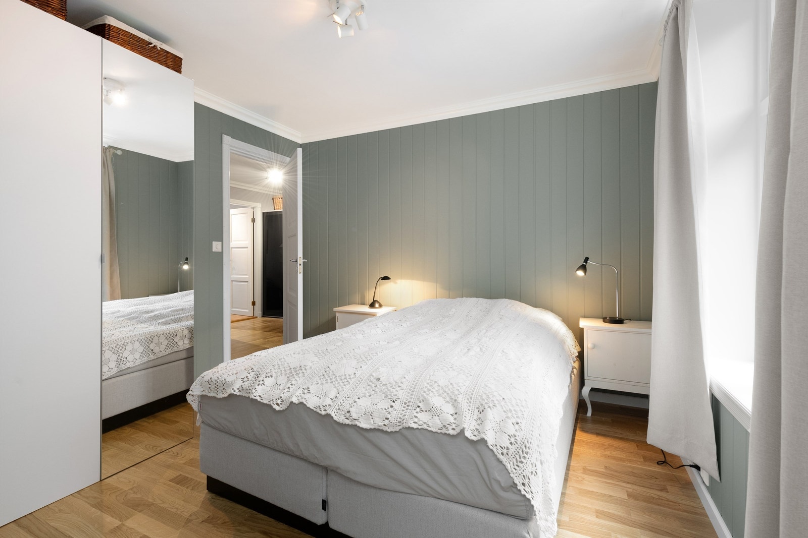 Romslig hovedsoverom med garderobe Galleribilde