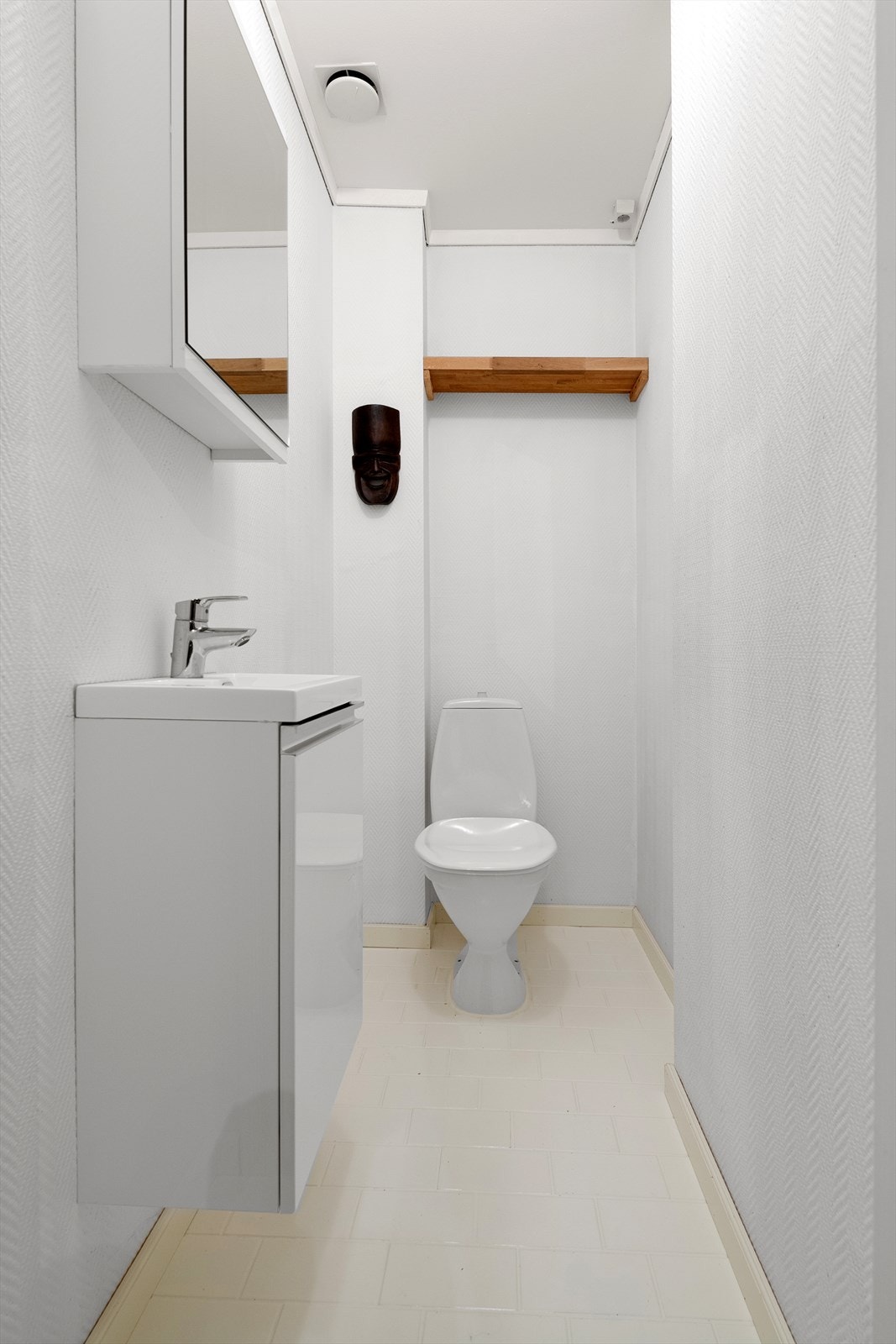 Toalettrom med servant, wc og speil. Galleribilde