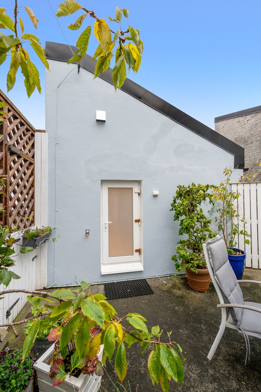 Bakgård/terrasse som disponeres av denne seksjon - utg. fra bad/vaskerom Galleribilde