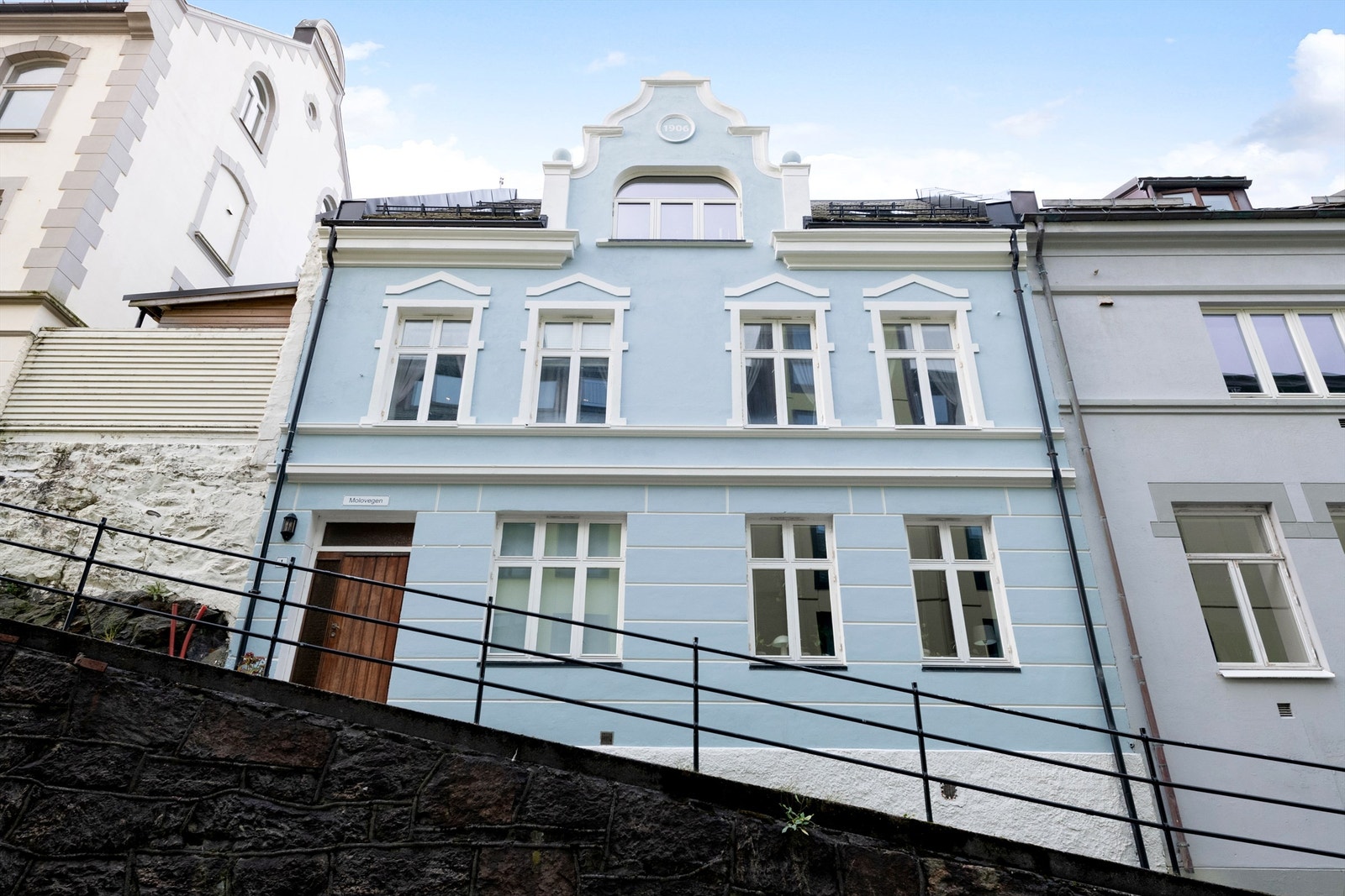 Fasade mot gate - leiligheten ligger i toppetasjen Galleribilde