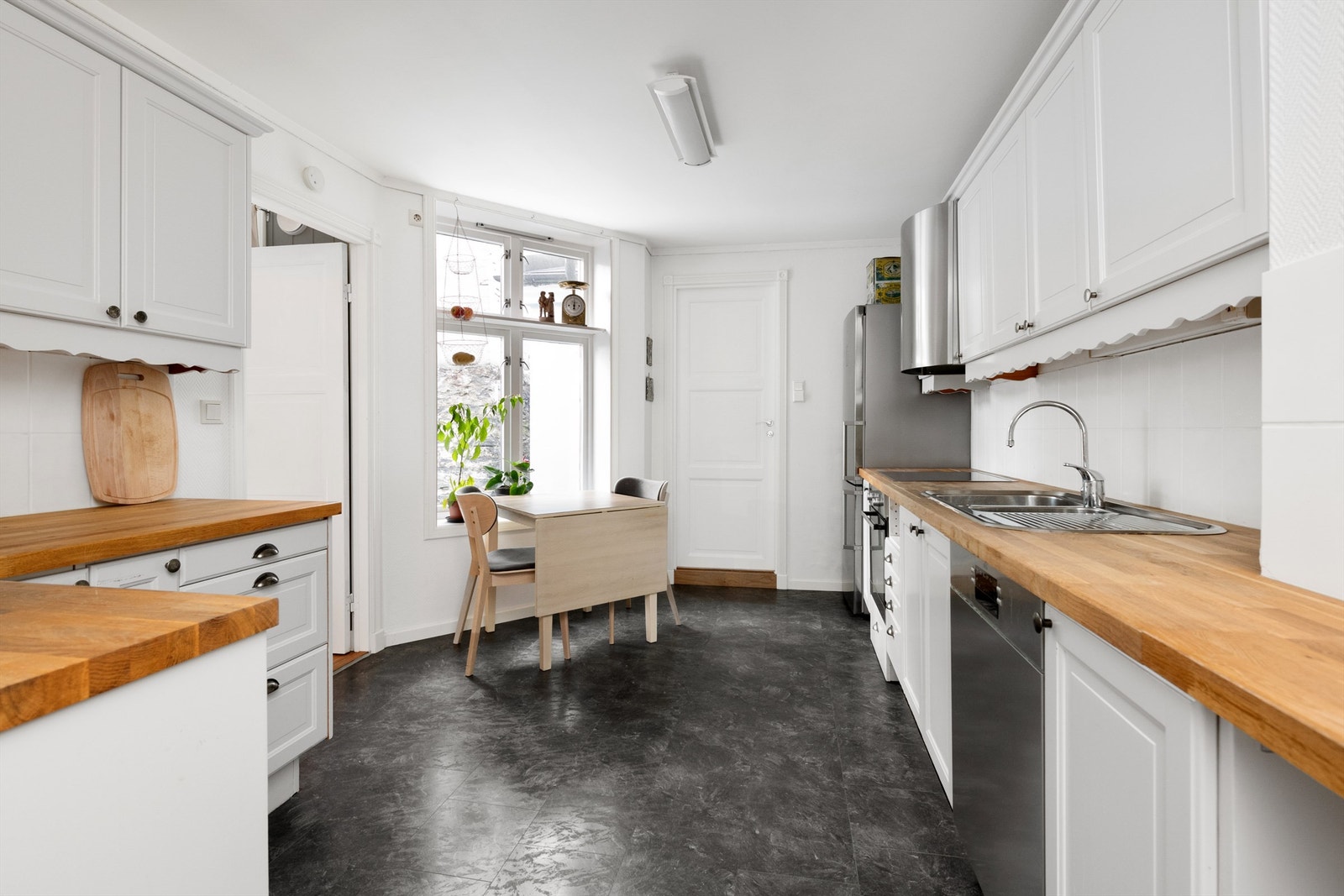 Kjøkken med spiseplass Galleribilde