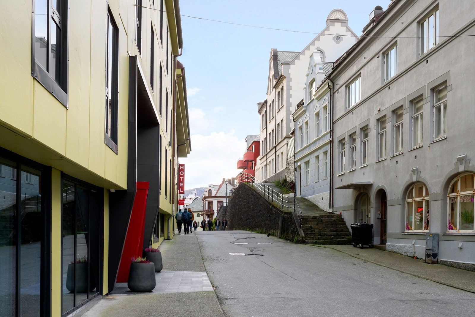 Eiendommen har en sentral beliggenhet i starten av Molovegen, vis a vis Thon Hotell. Galleribilde