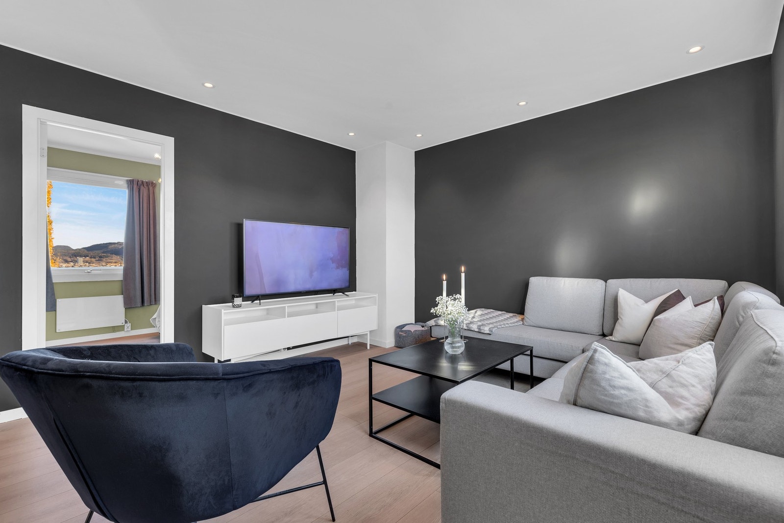 Leiligheten har et moderne uttrykk med downlights i taket samt laminatgulv og nymalte overflater fra 2021. Galleribilde