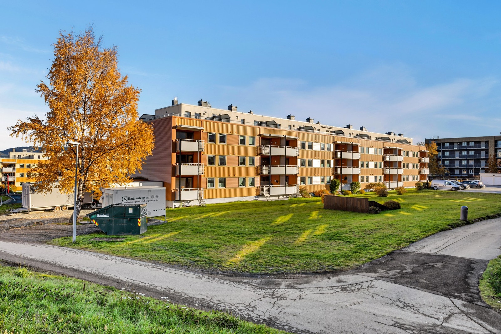 Leiligheten har god beliggenhet i tunet med kort vei til dagligvare, bussholdeplass og treningssenter. Galleribilde