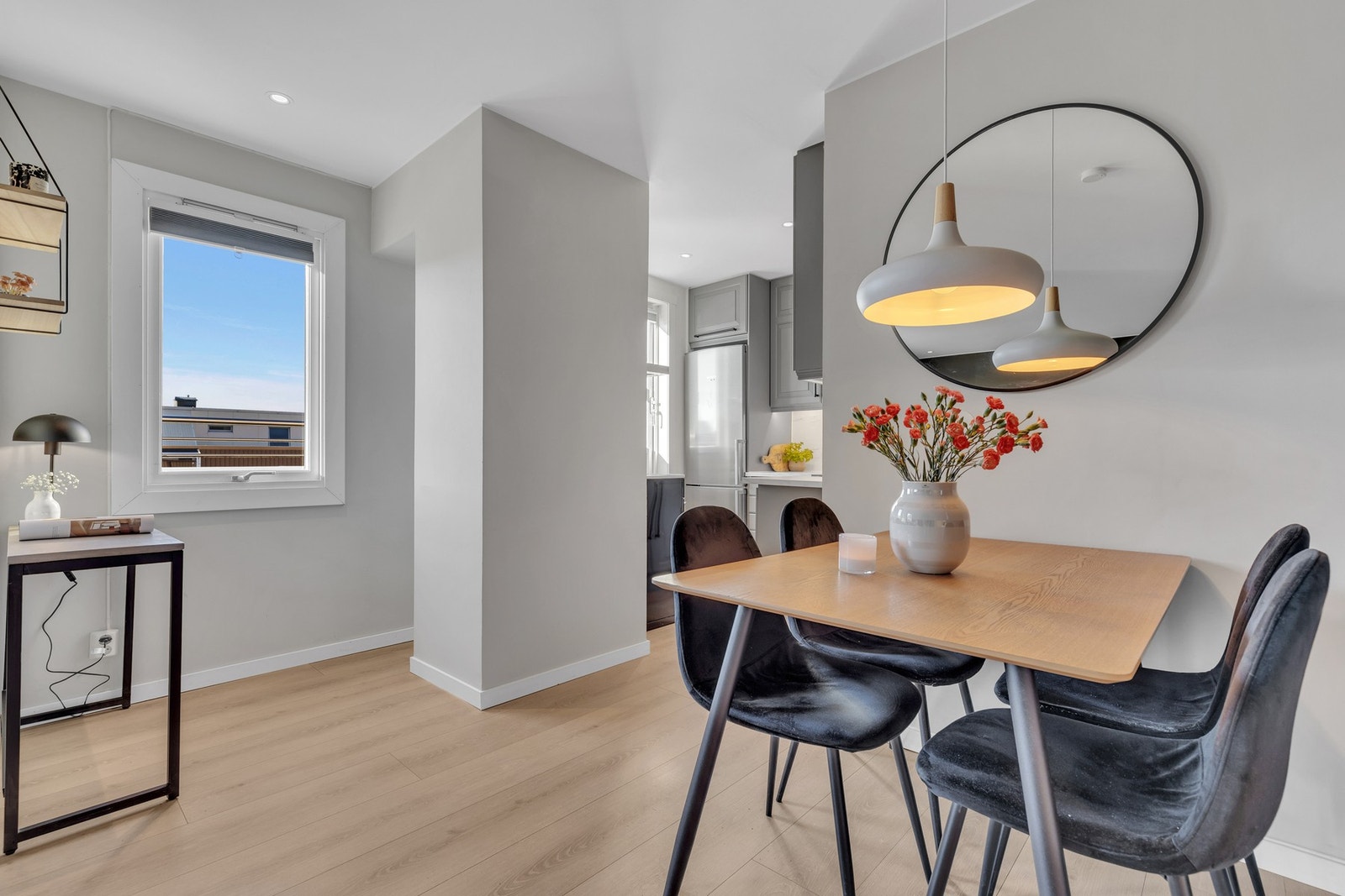 Mellom stuen og kjøkkenet er det et innhuk med mulighet for å innrede til f.eks. kontorplass eller lesekrok. Galleribilde