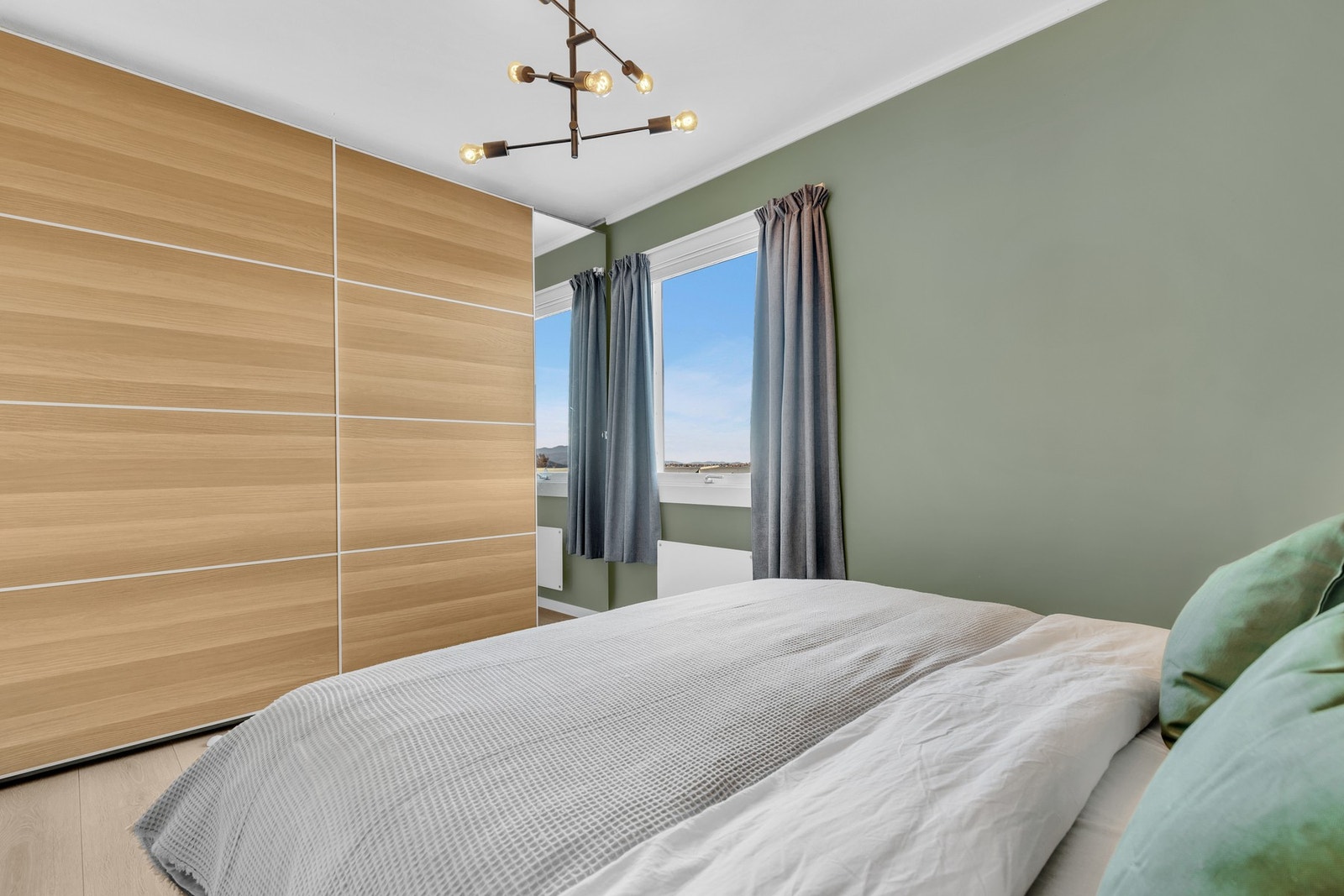 God oppbevaringsplass i en stor skyvedørsgarderobe. Galleribilde