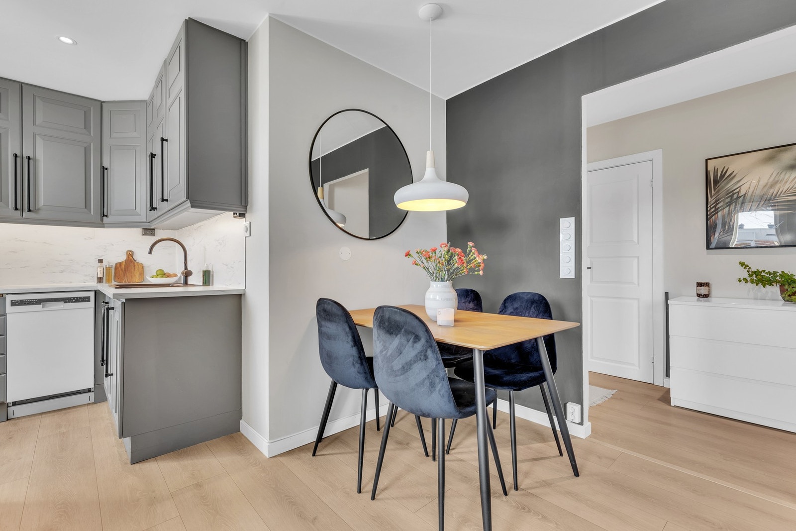 Det er plass til et spisebord av god størrelse i forbindelse med kjøkkenet. Galleribilde