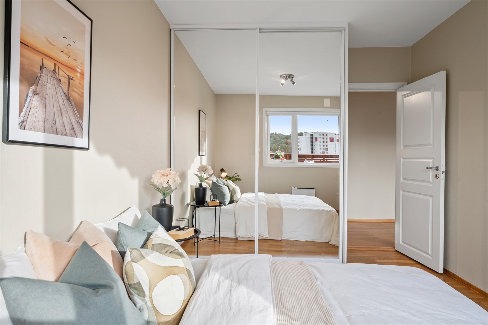 - Fin garderobeløsning med speilfronter - Galleribilde
