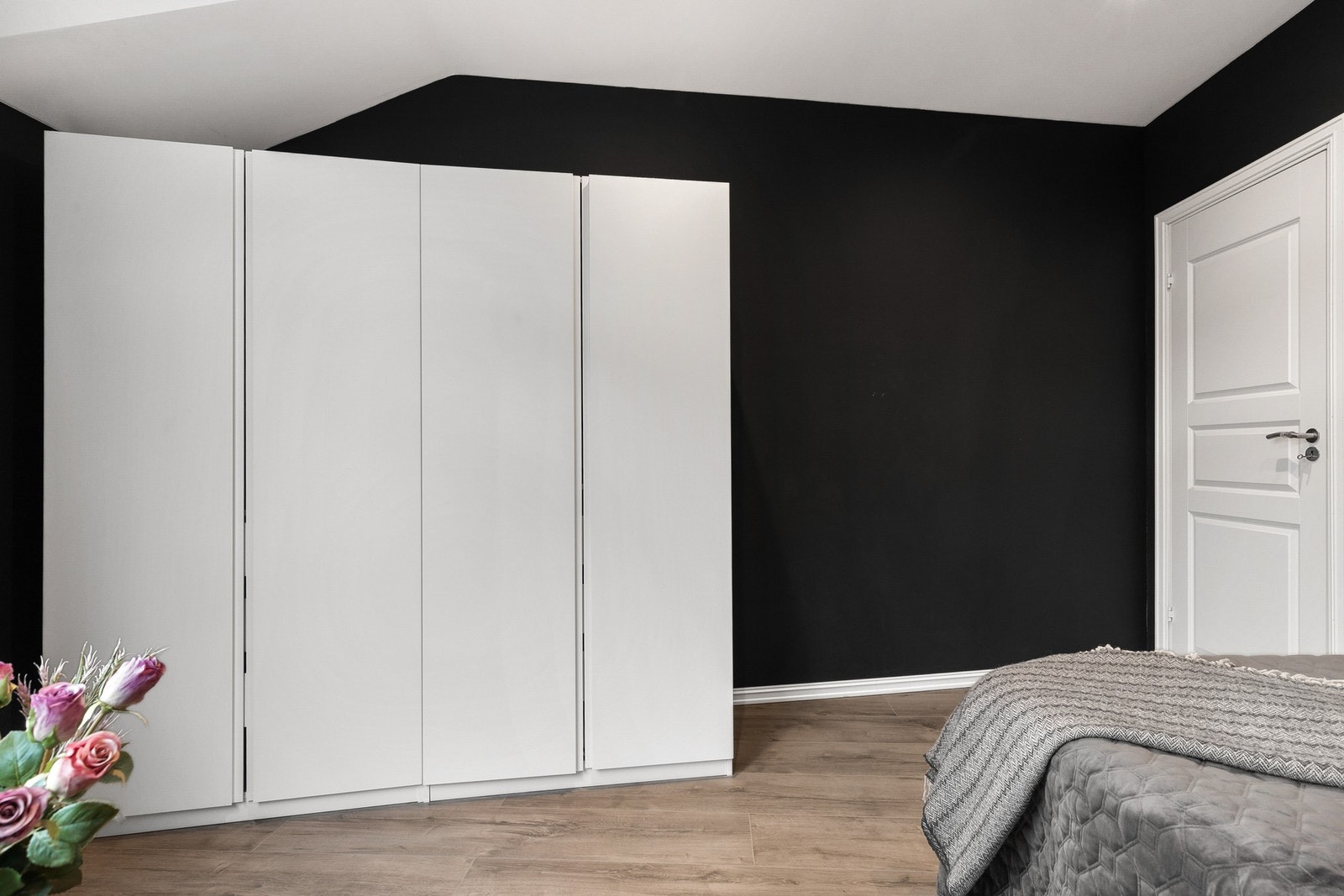 Det er fin plass til garderobeskap Galleribilde