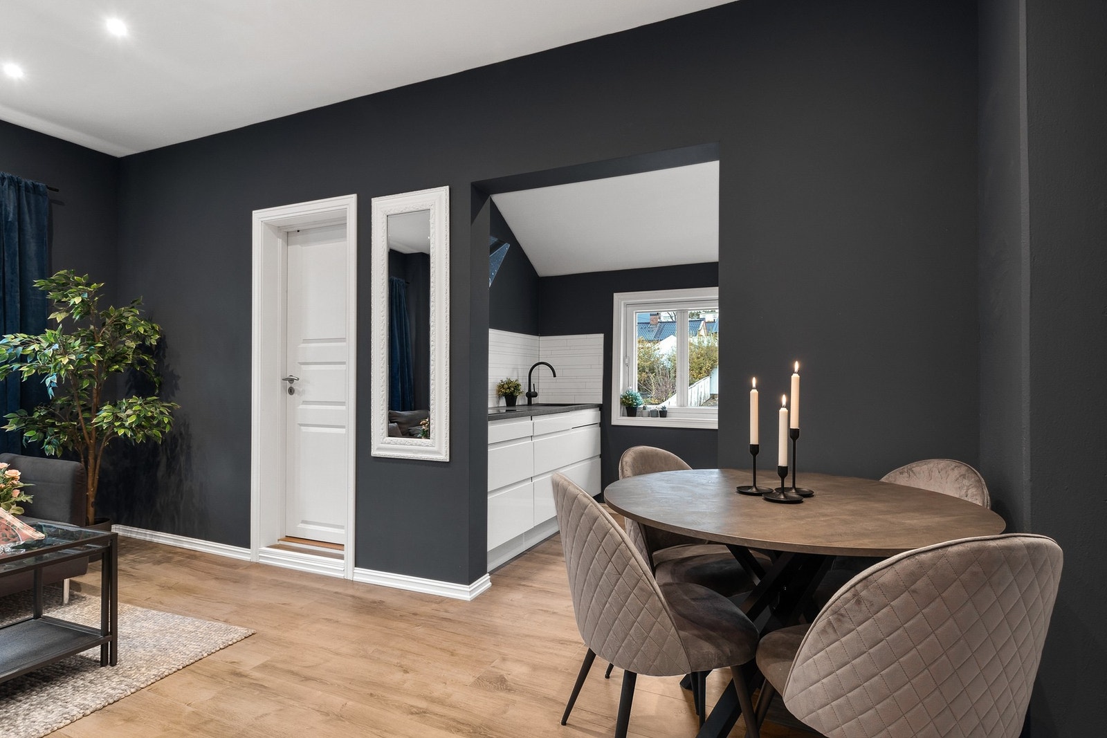 Det er delvis åpen kjøkkenløsning som gir en åpen og sosial atmosfære Galleribilde