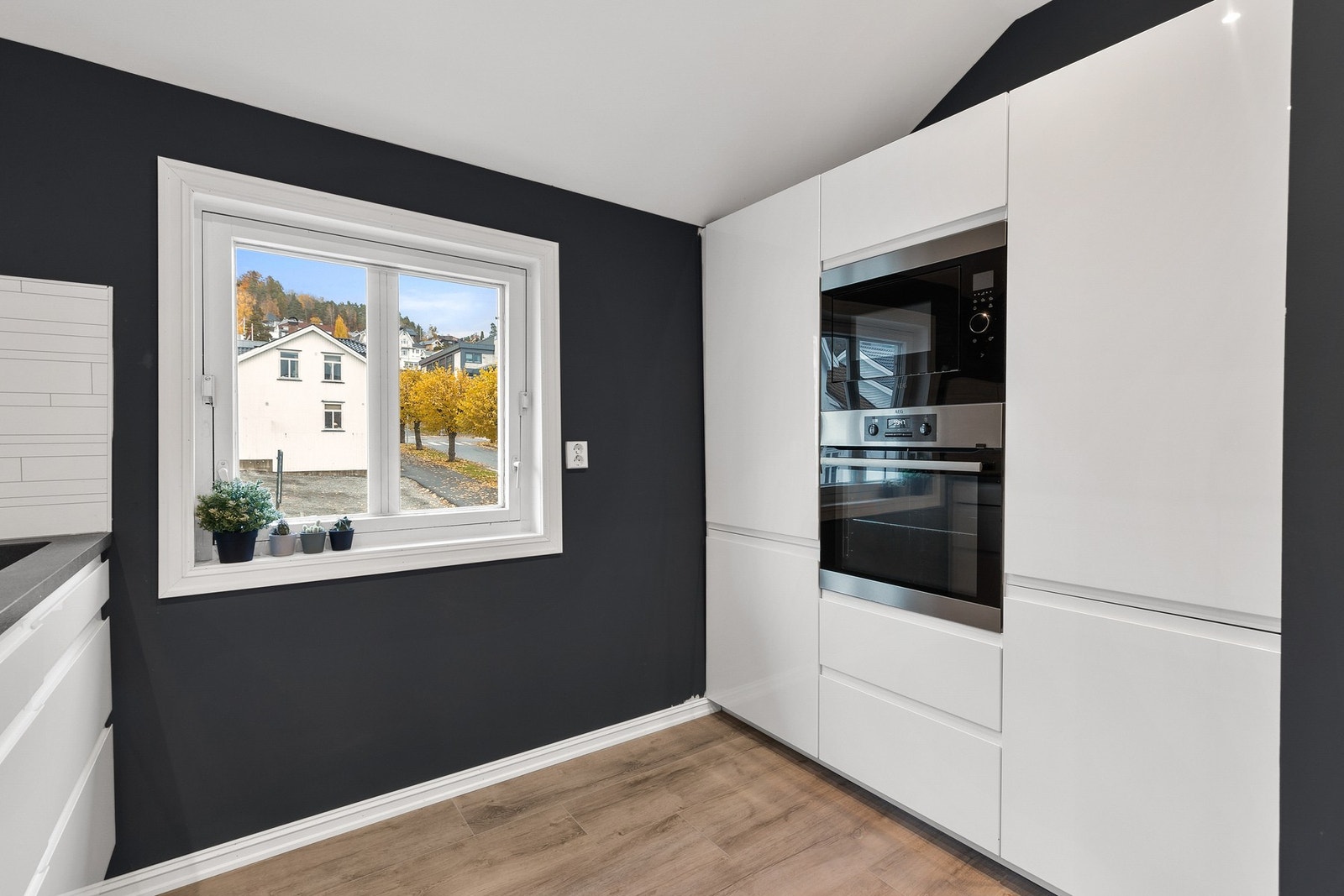 Innredningen har integrert stekeovn, platetopp, oppvaskmaskin og kjøleskap med fryser Galleribilde