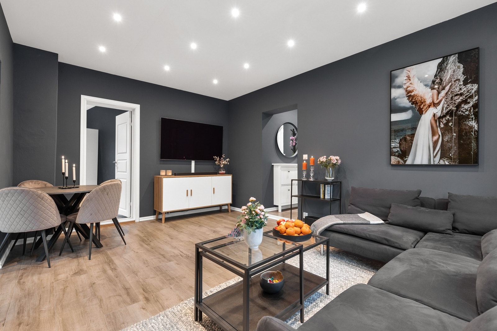 Rommet er lett å møblere og det er fin plass til spisebord, sofa og TV med tilhørende møblement. Galleribilde