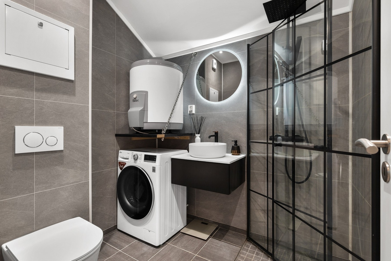 Pent bad fra 2021 med flislagt gulv med gulvvarme, våtromsplater på vegger og malte flater i himling med downlights Galleribilde