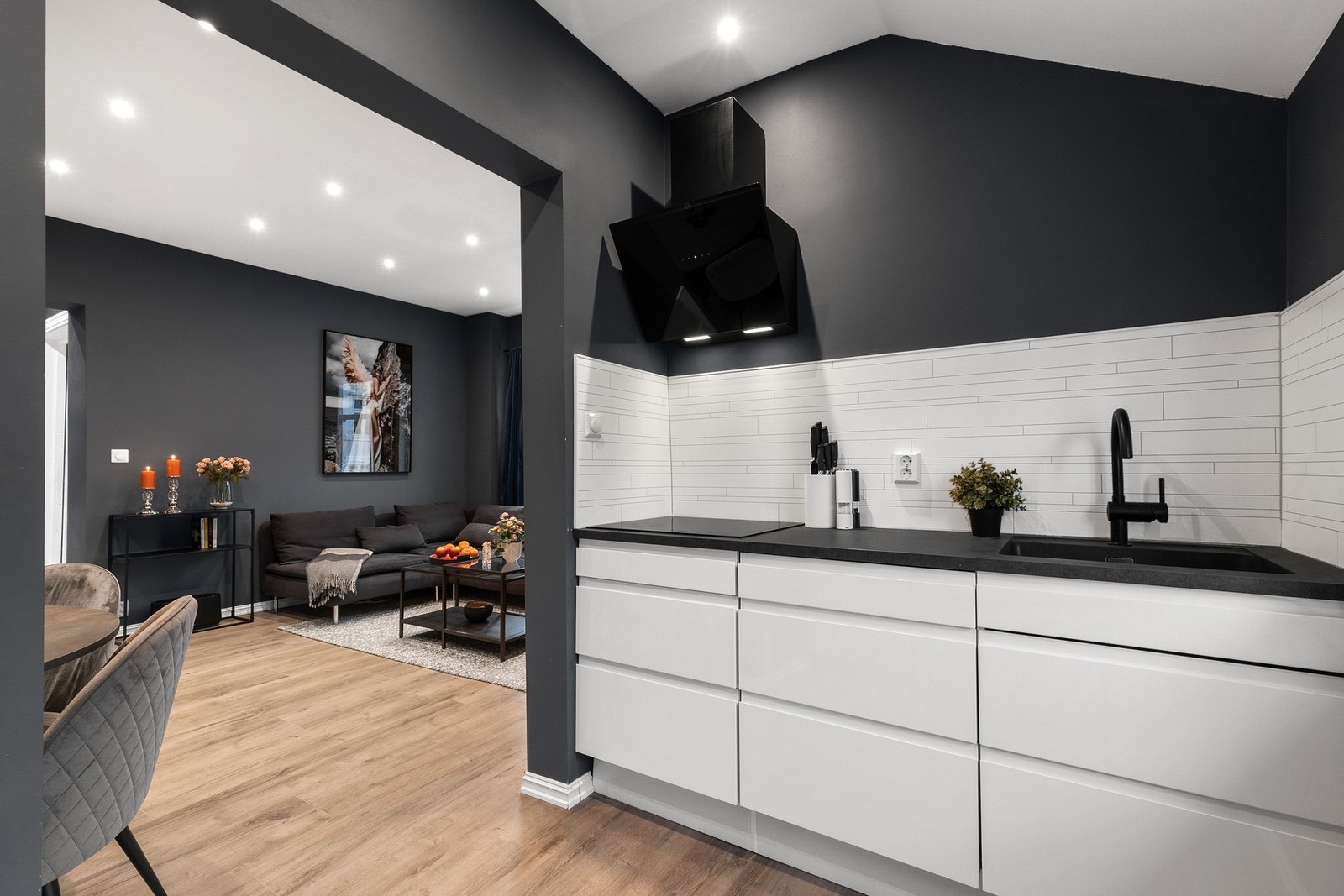 Videre er det montert vegghengt ventilator og laminert plate over kjøkkenbenk Galleribilde