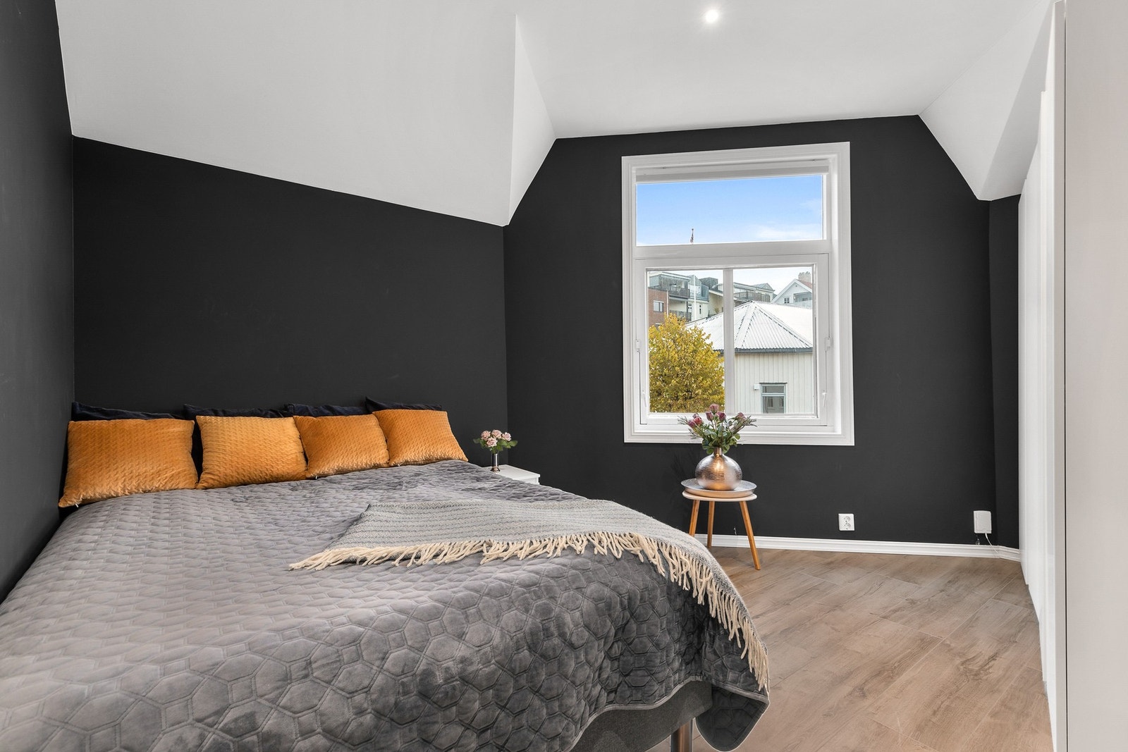 Romslig soverom med fin plass til dobbeltseng og annet møblement Galleribilde