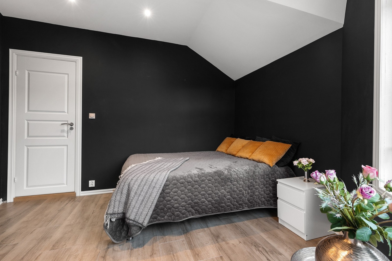 Soverommet har laminat på gulv og downlights i himling Galleribilde