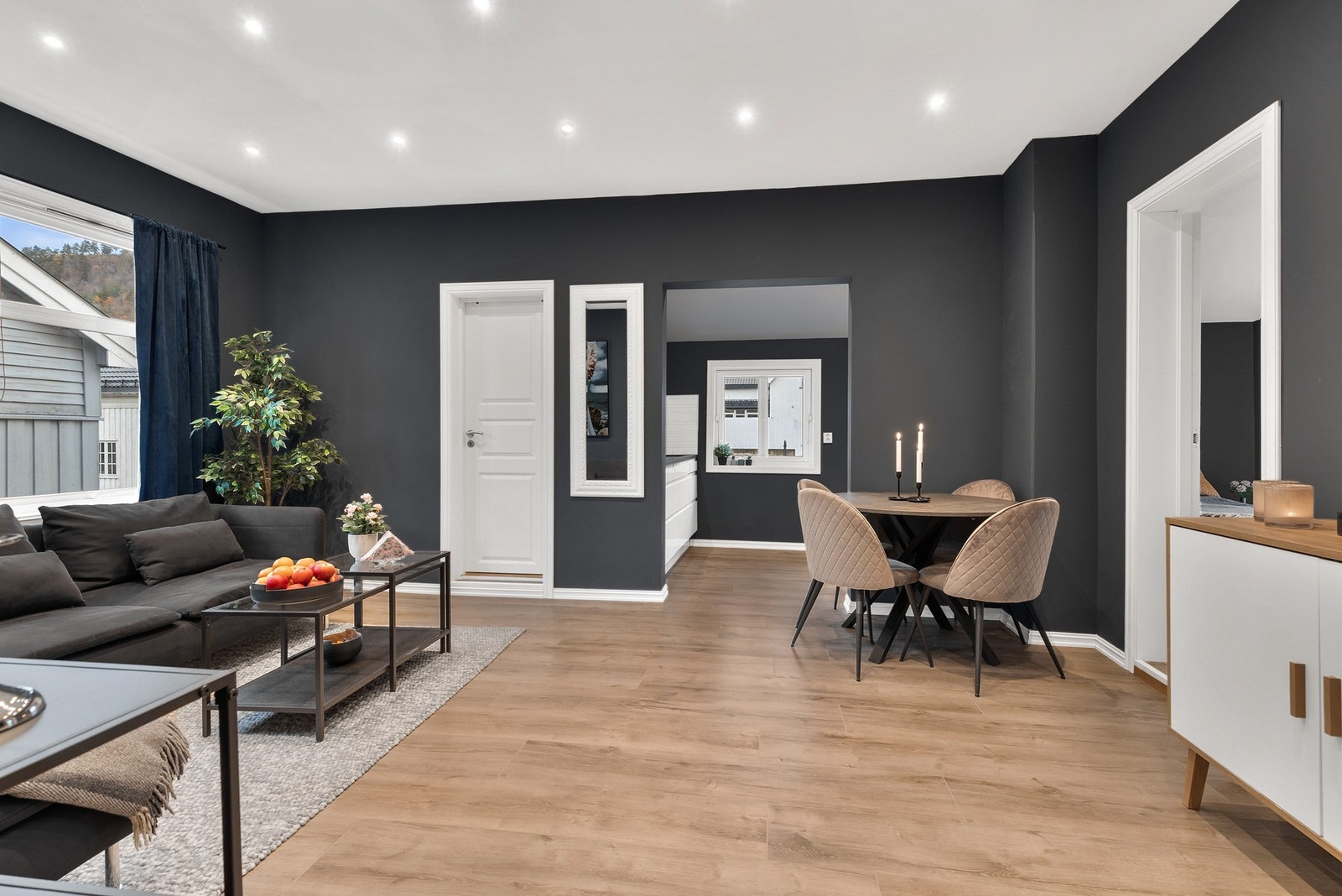 Boligen ble vesentlig oppgradert i 2021, herunder nye overflater, samt nytt kjøkken og bad Galleribilde