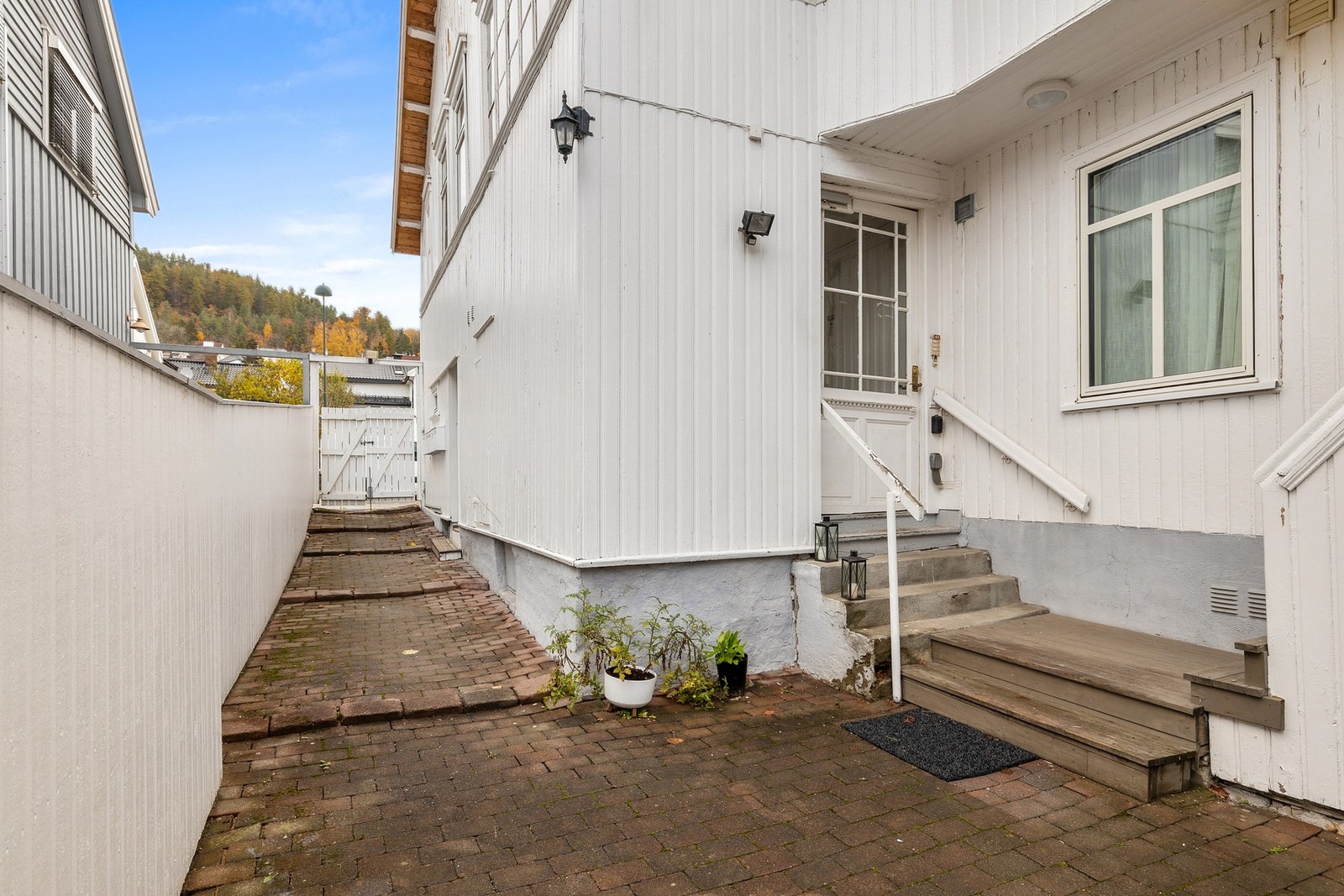 Usjenert inngangsparti på baksiden av bygget Galleribilde