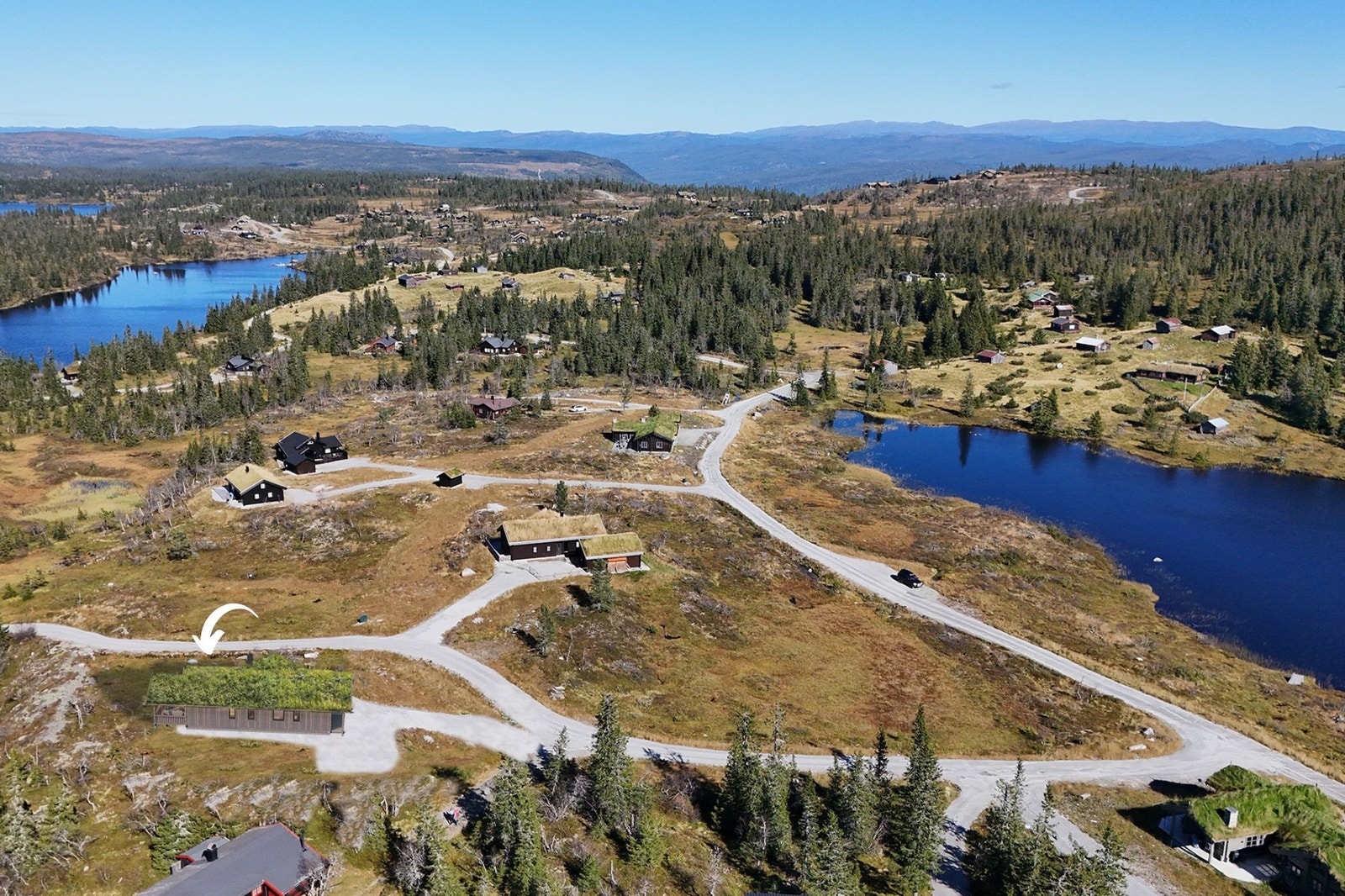 Hytta plassert på tomten. Stor utsiktstomt i et stille og rolig hytteområde. Galleribilde