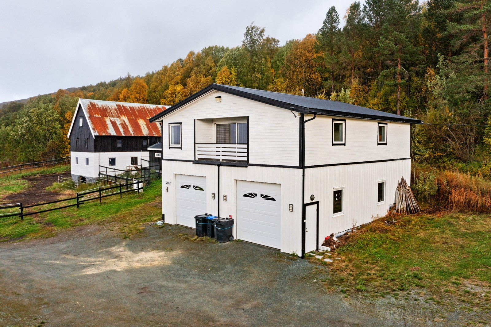 Stor dobbelgarasje med leilighet over. Ikke godkjent som egen boenhet.