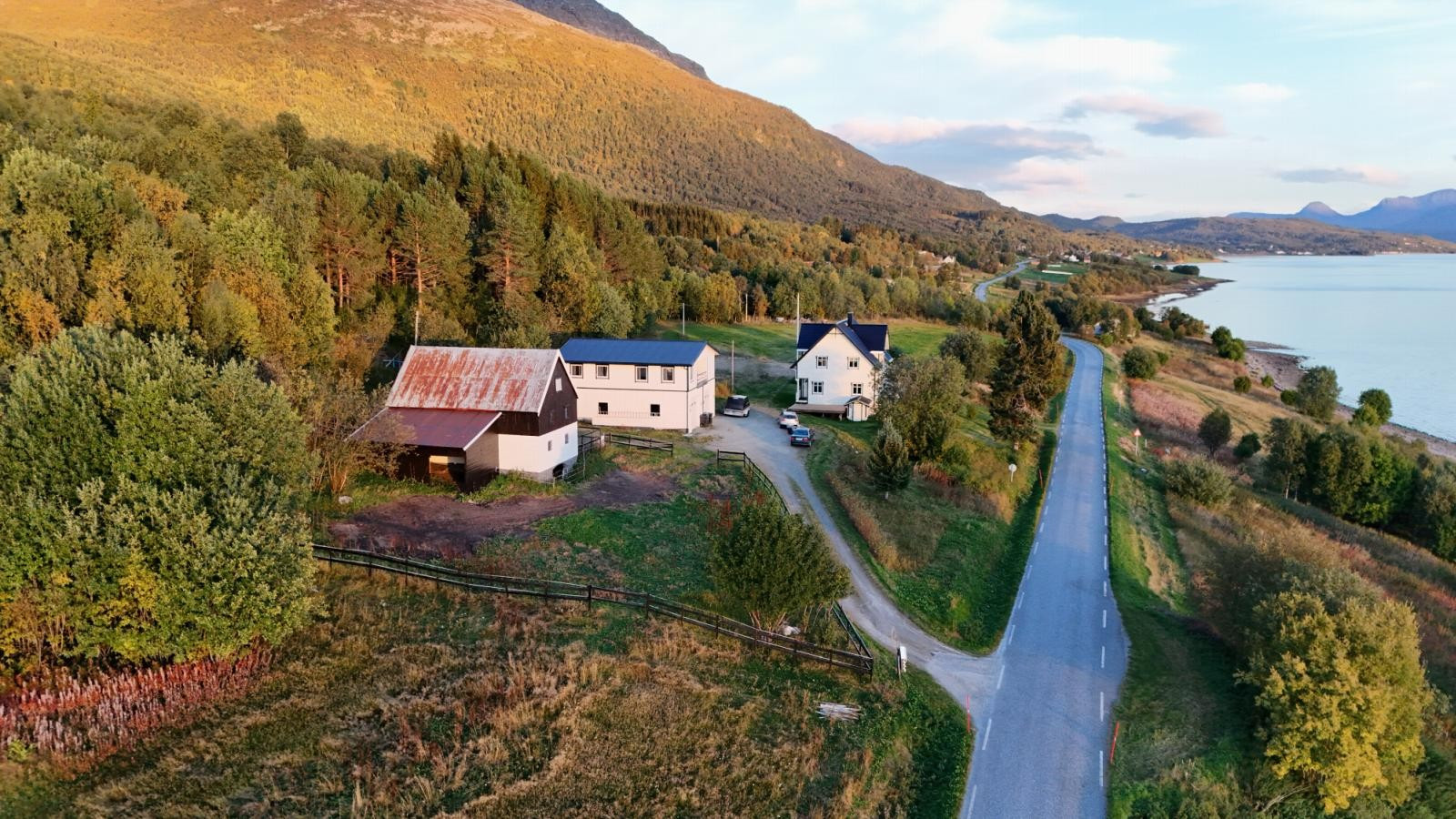 Fantastiske solforhold hele døgnet. Sør-vestvendt veranda med utsikt mot Målselva.