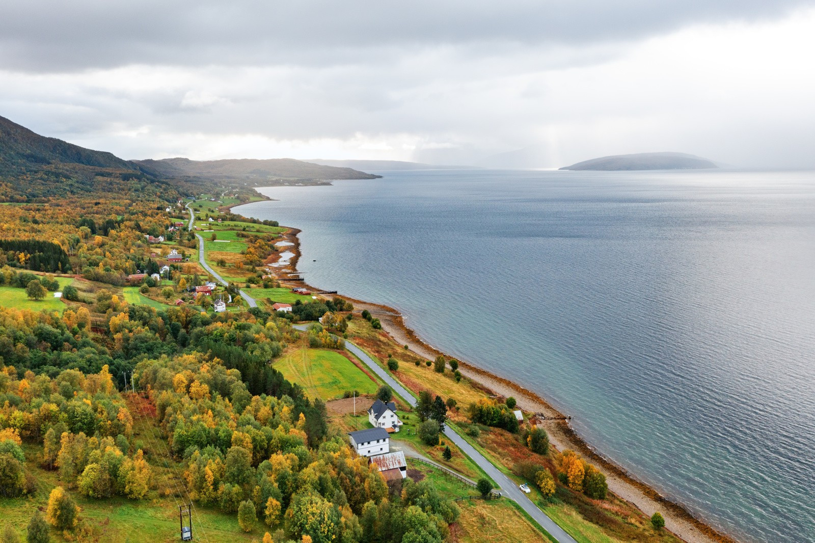 Eiendommen har en landlig beliggenhet med kort avstand til matbutikk og Malangen brygge!