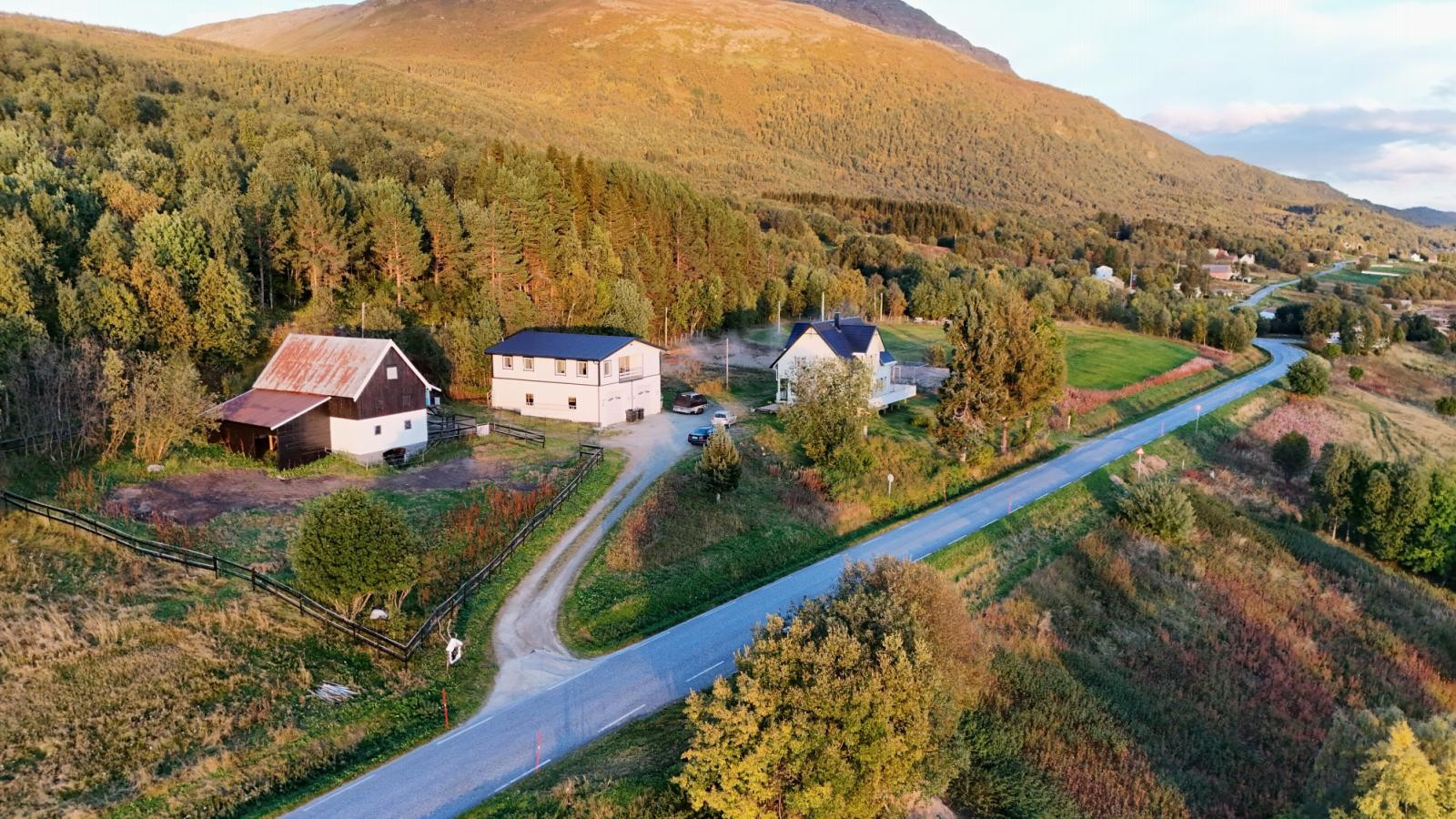 Dronefoto over eiendommen.