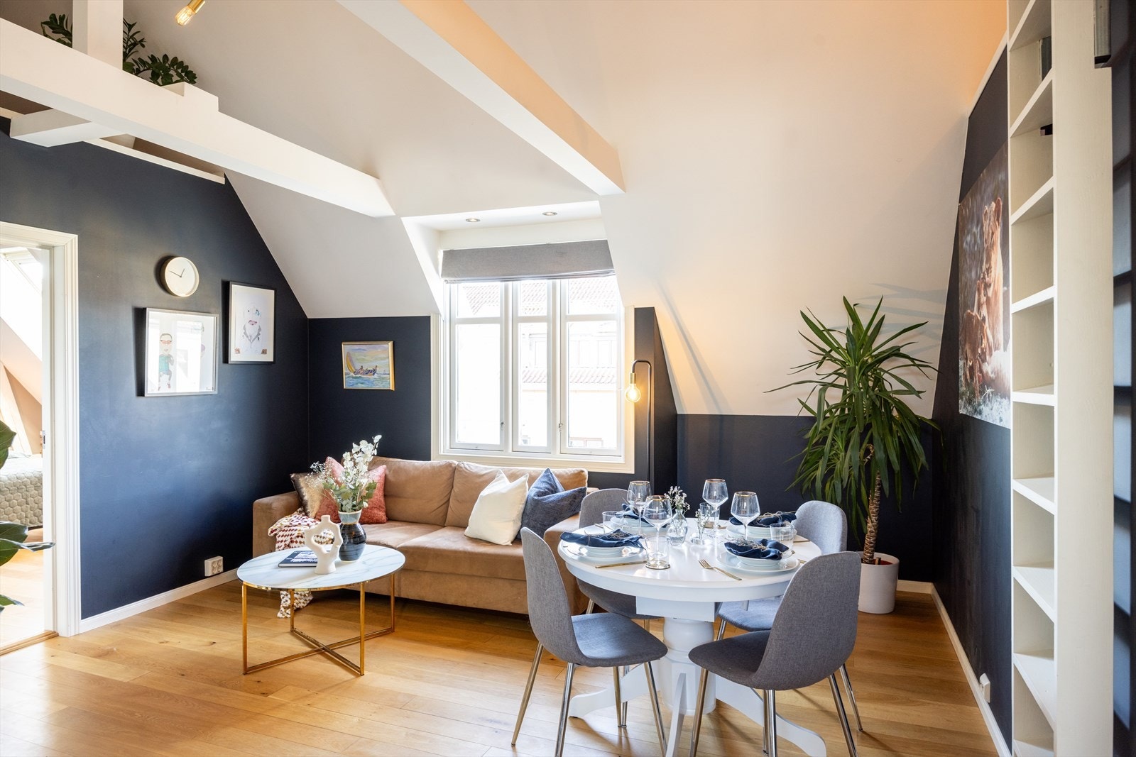 Dette rommet fremstår som romslig og åpent med store vindusflater og god takhøyde - alt dette er med på å skape et godt og sosialt oppholdsrom med flott atmosfære. Galleribilde