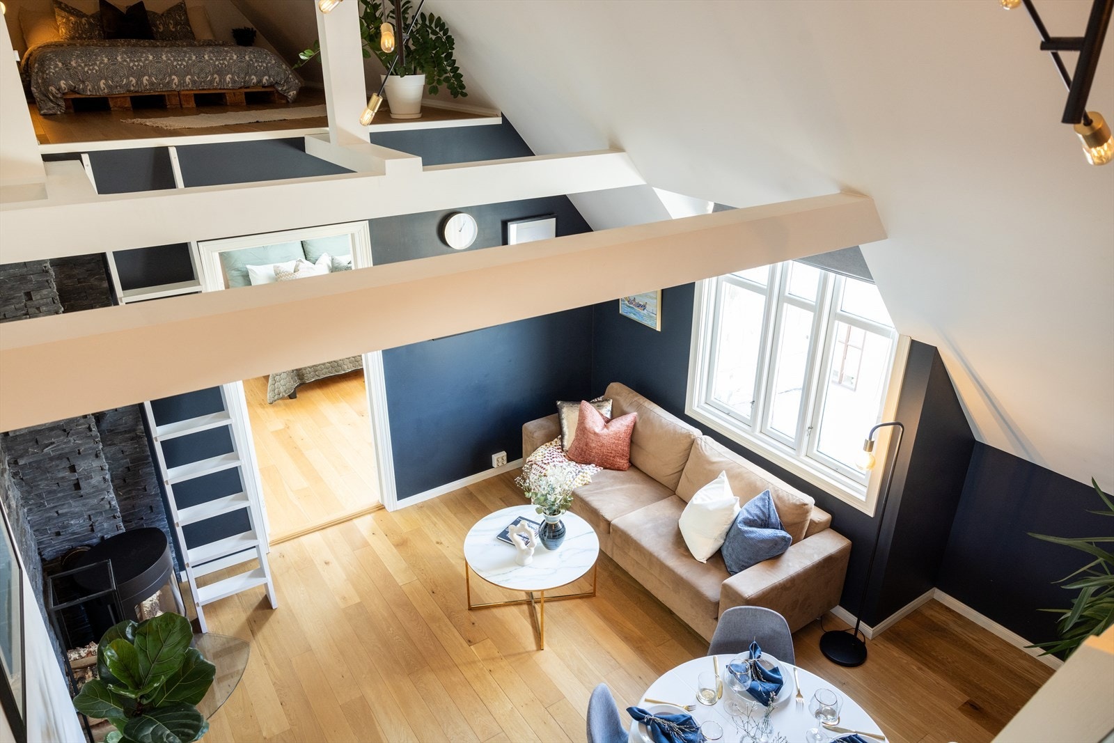 En innbydende 3-roms loftsleilighet med generøs takhøyde, store vindusflater og to hemser. Galleribilde