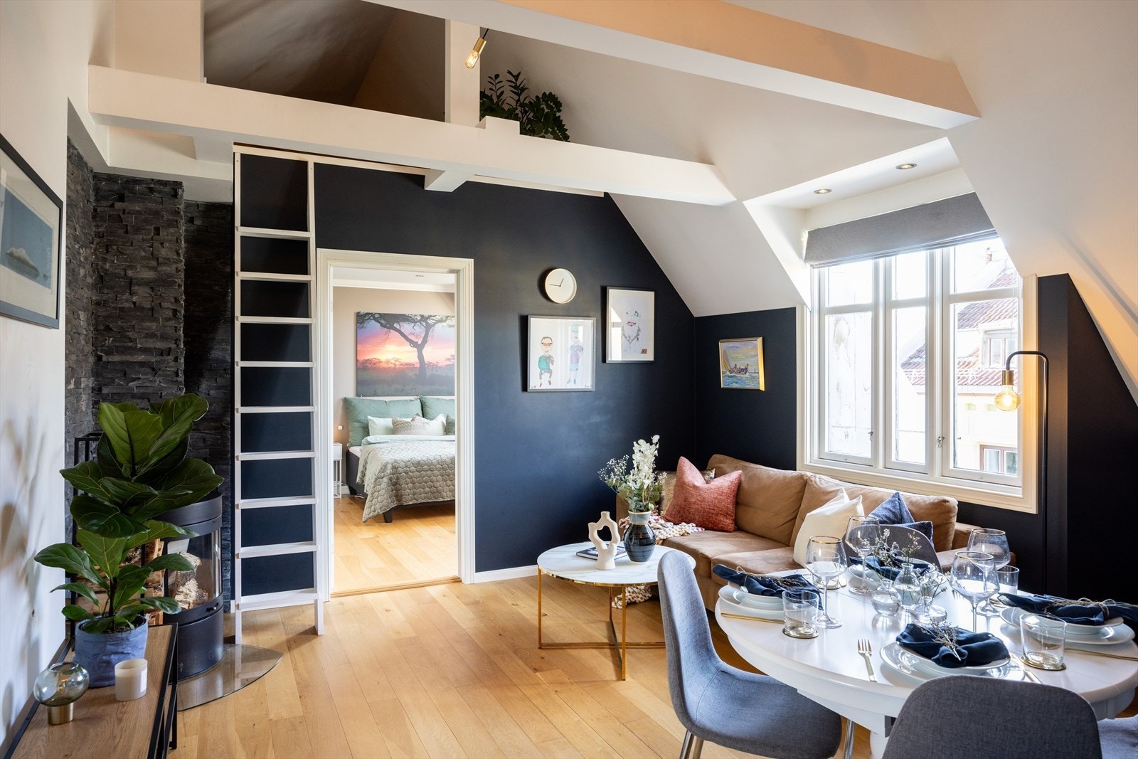 Åpen og tiltalende stue med plass til sittegruppe, spisebord og tilhørende møbler. Galleribilde