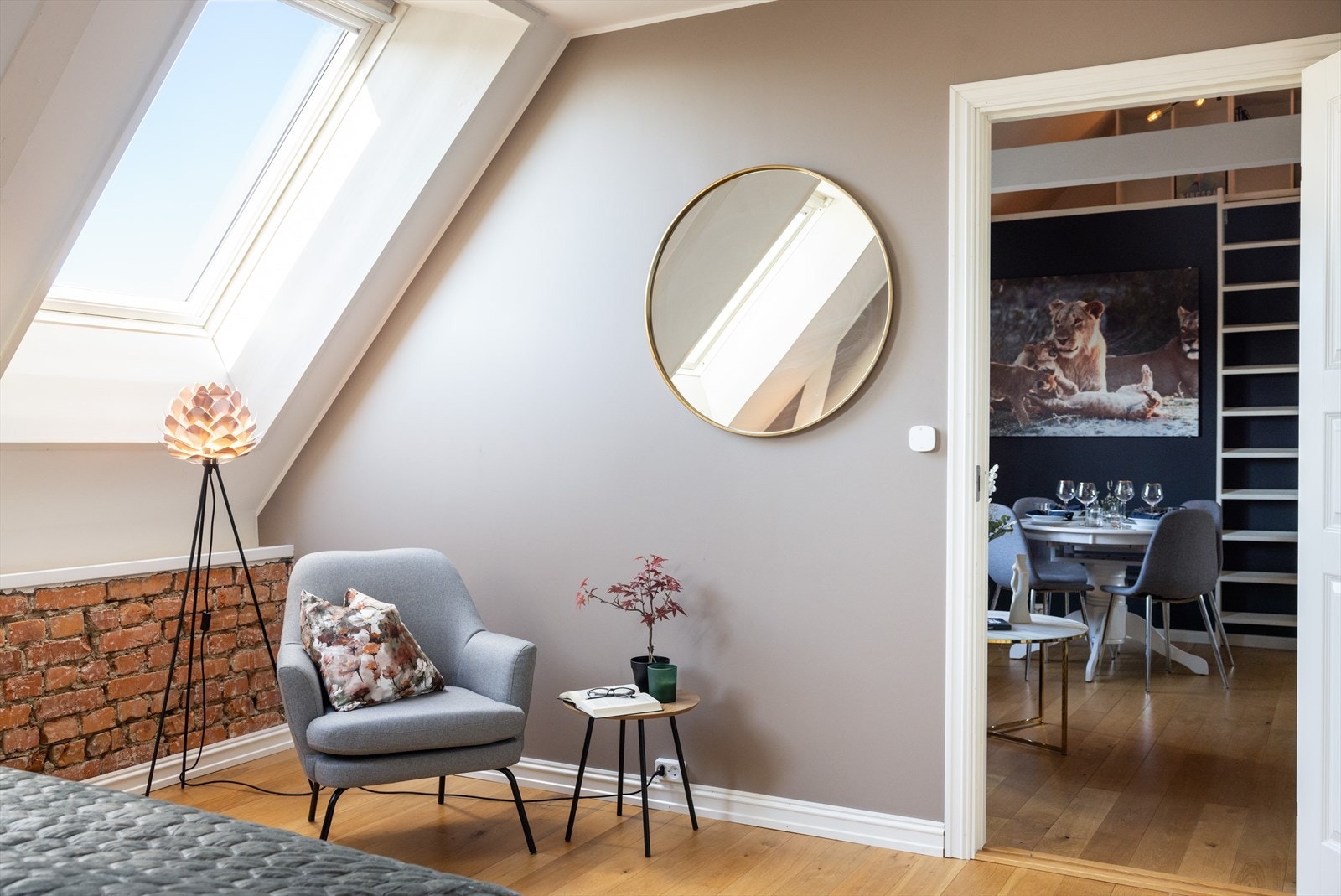 Overflatene er malt i en flott beigetone som skaper en lun stemning. Galleribilde