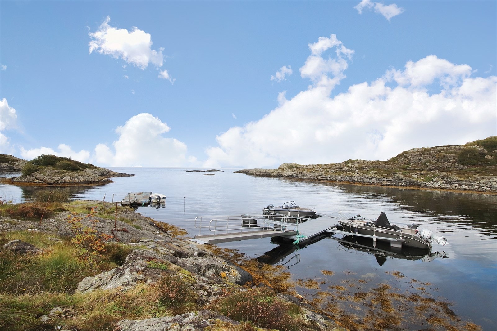 Her ser vi flytebryggen med landgang. Herfra er det enkelt å komme seg på båttur til fiskeværet øyene utenfor Stavenesodden. Galleribilde