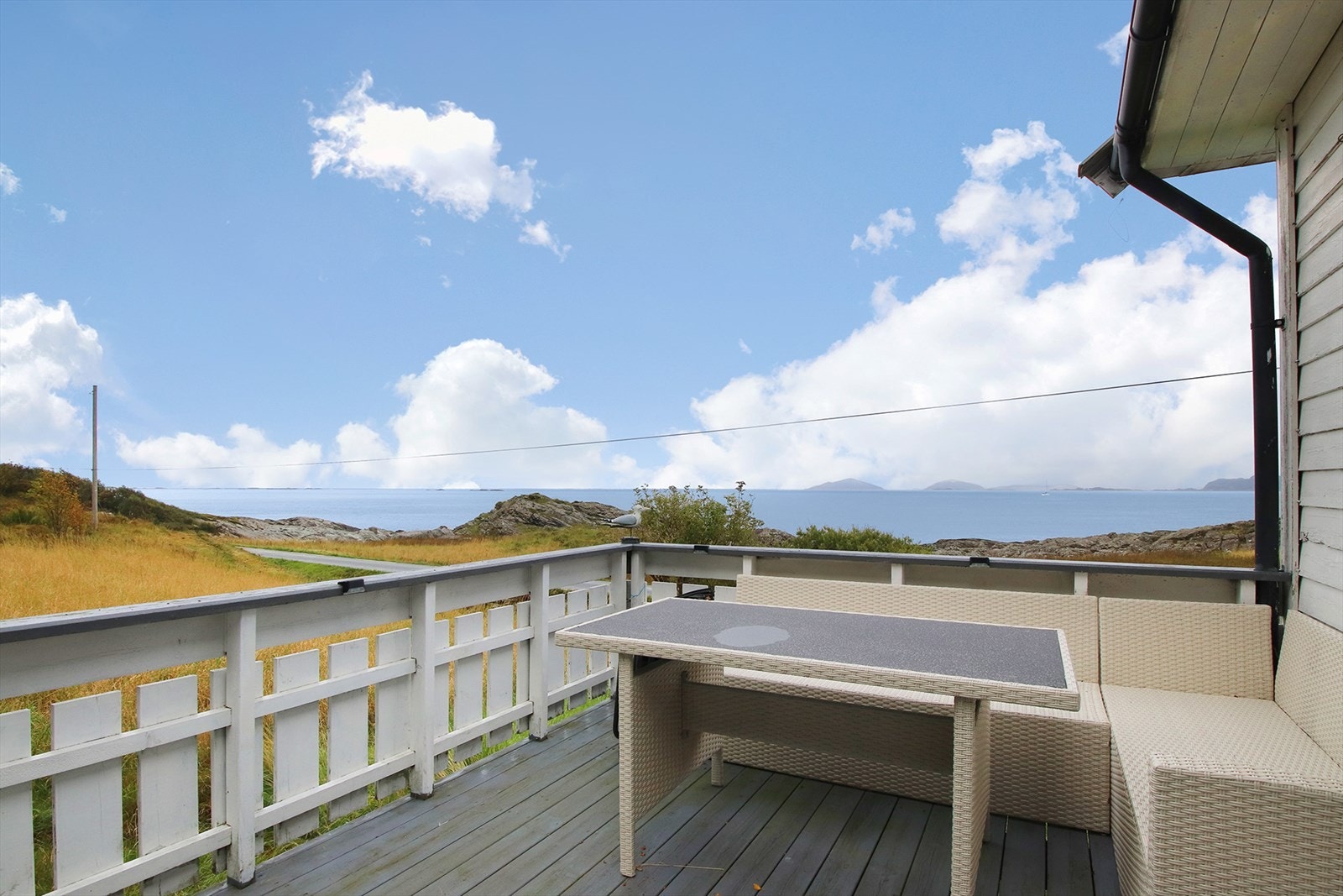 Huset har terrasse mot Sør med flott sjøutsikt. her er det svært gode solforhold i sommerhalvåret der du har solen helt til den går ned i havet. Galleribilde