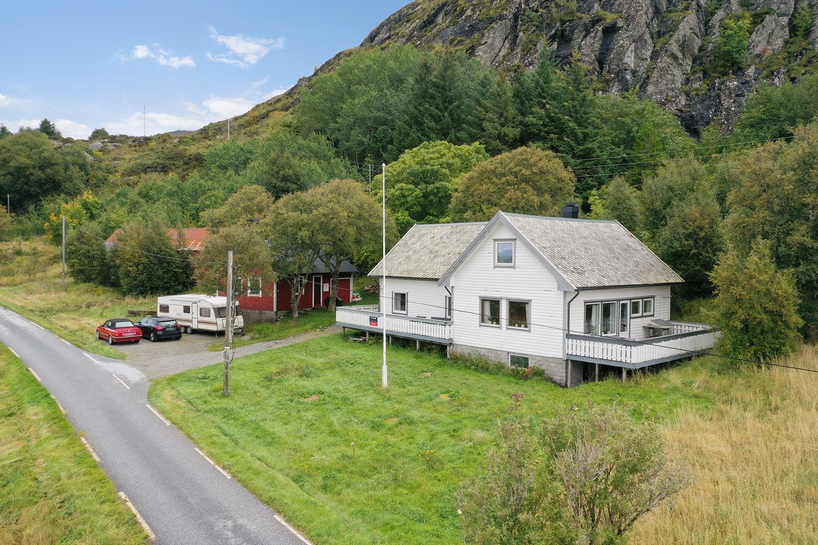 Tunet er bebygd med enebolig, uthus og driftsbygning. Ved sjøen er det flytebrygge med båtplass og ett eldre sjøhus. Galleribilde