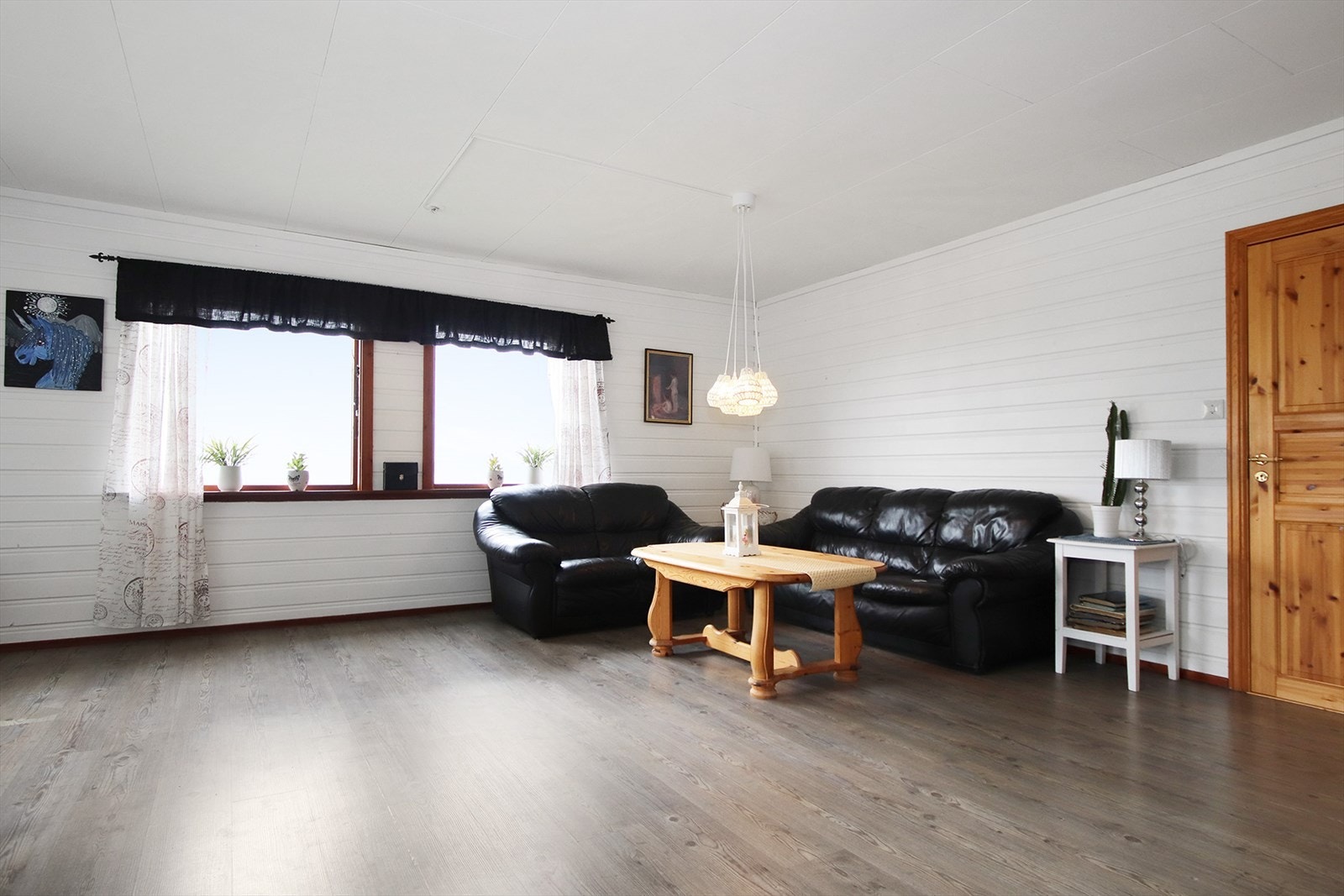 Huset har vedovn, varmepumpe og panelovner og varmekabler. Galleribilde