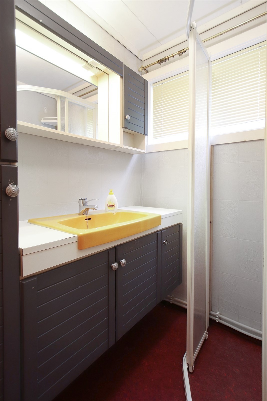 Huset har separat bad, vaskerom og toalett med eldre standard. Galleribilde